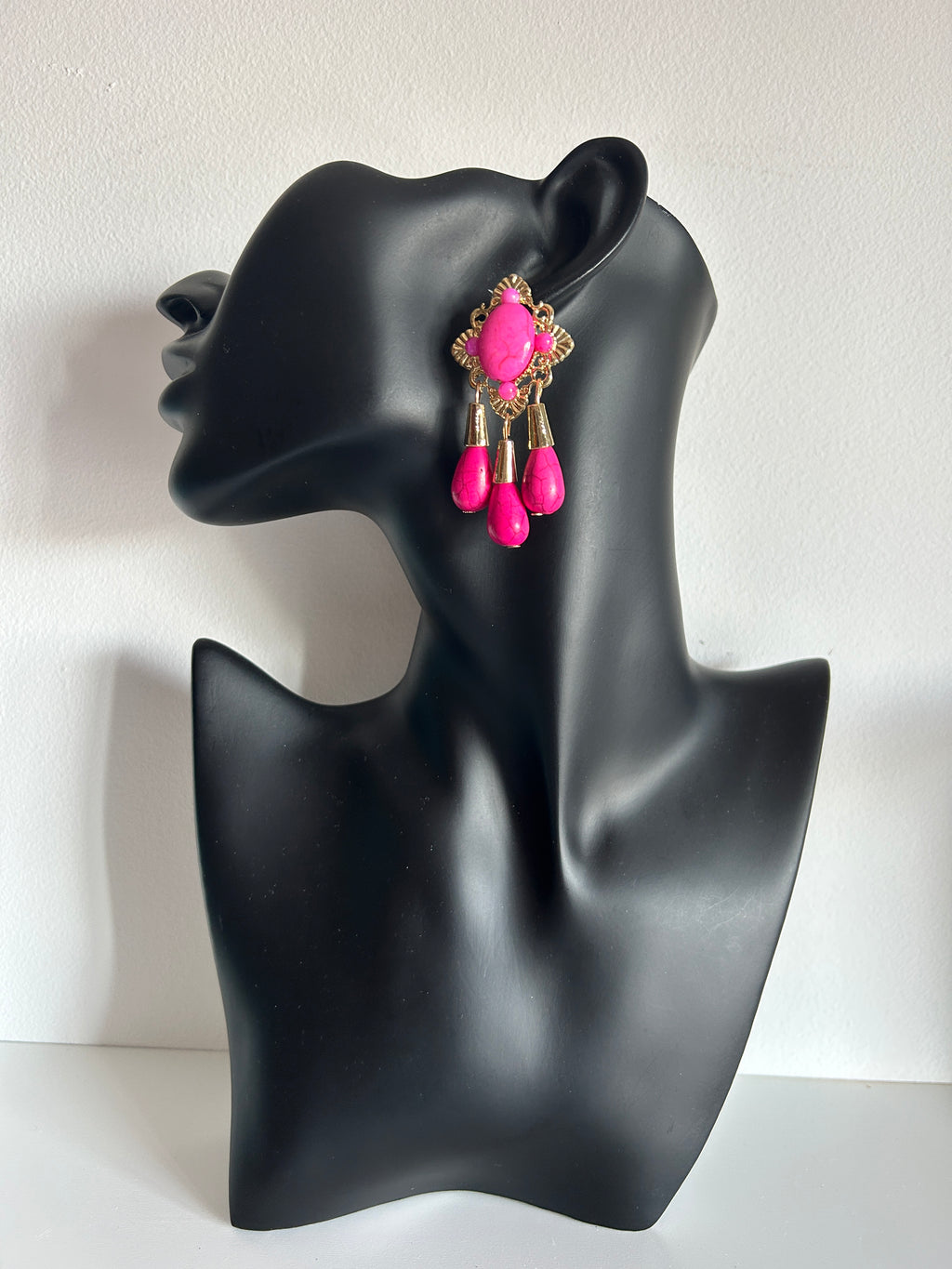 💗 Pendientes fucsia con colgantes estilo lágrima y detalles dorados 💗