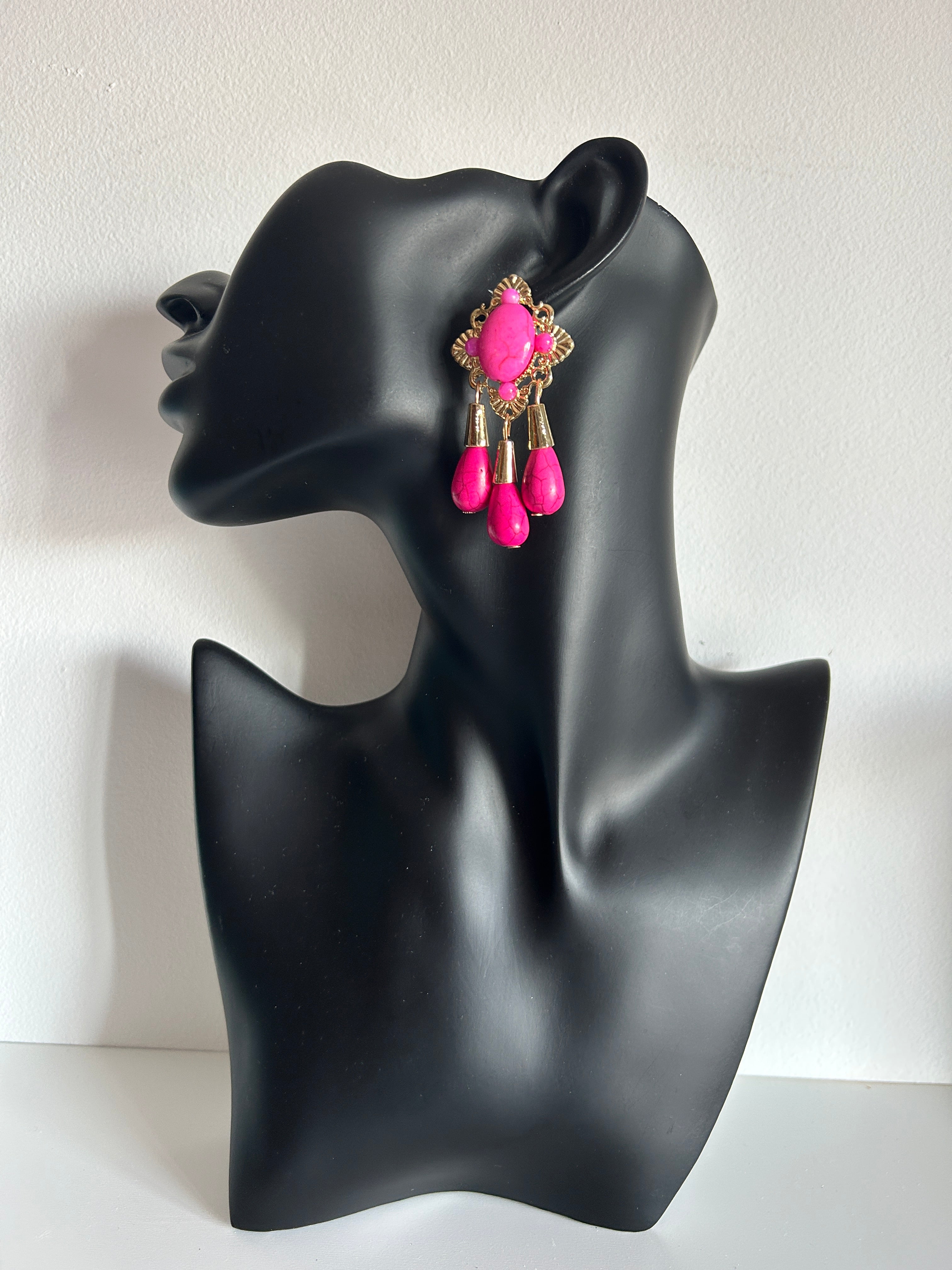 💗 Pendientes fucsia con colgantes estilo lágrima y detalles dorados 💗