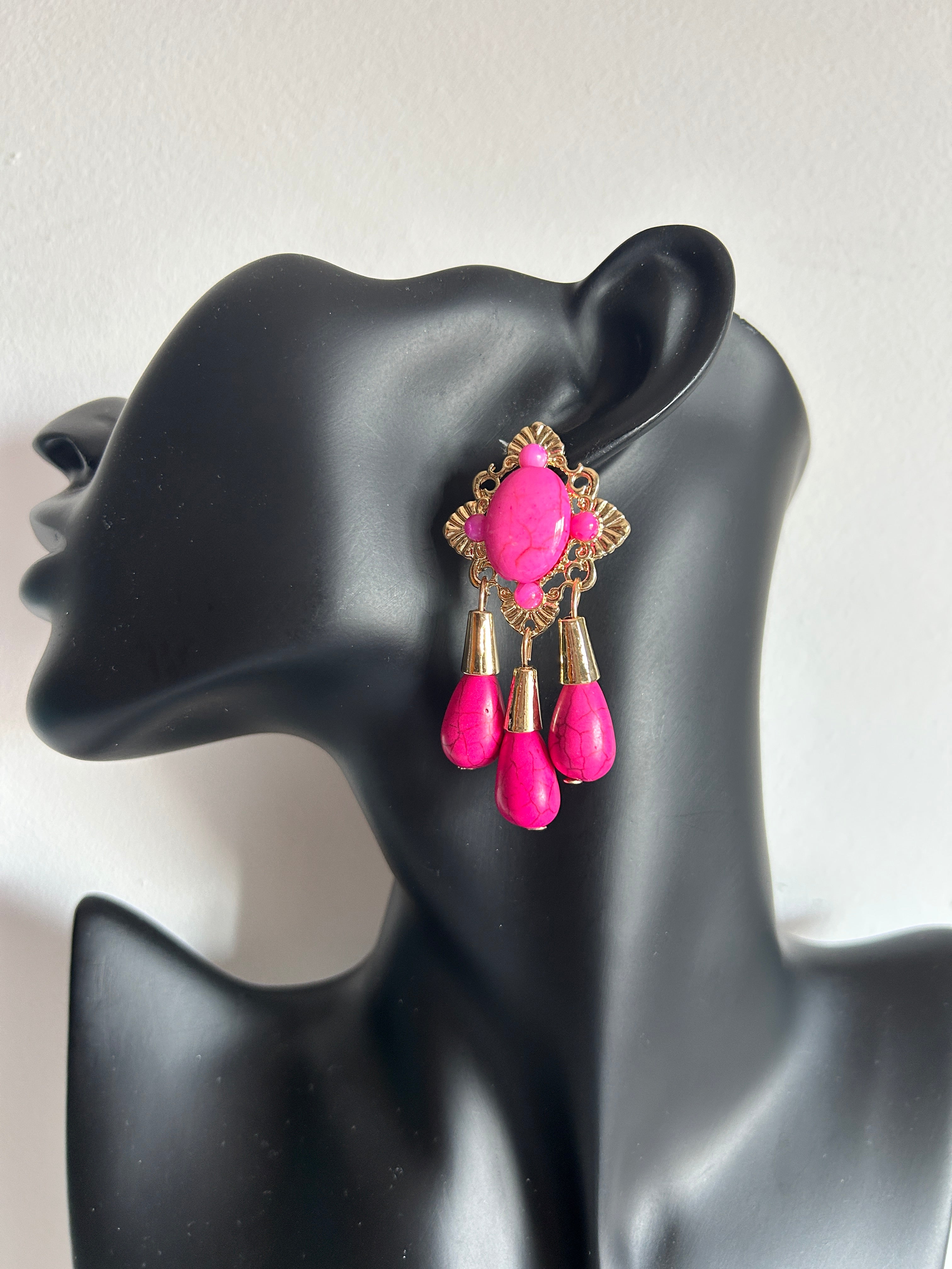 💗 Pendientes fucsia con colgantes estilo lágrima y detalles dorados 💗