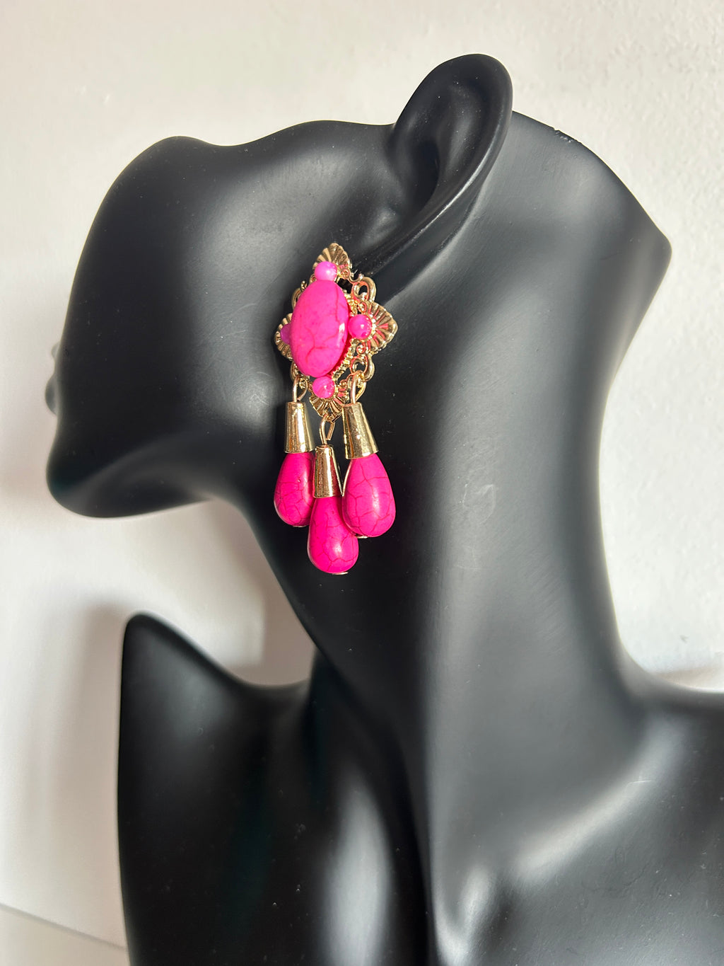 💗 Pendientes fucsia con colgantes estilo lágrima y detalles dorados 💗