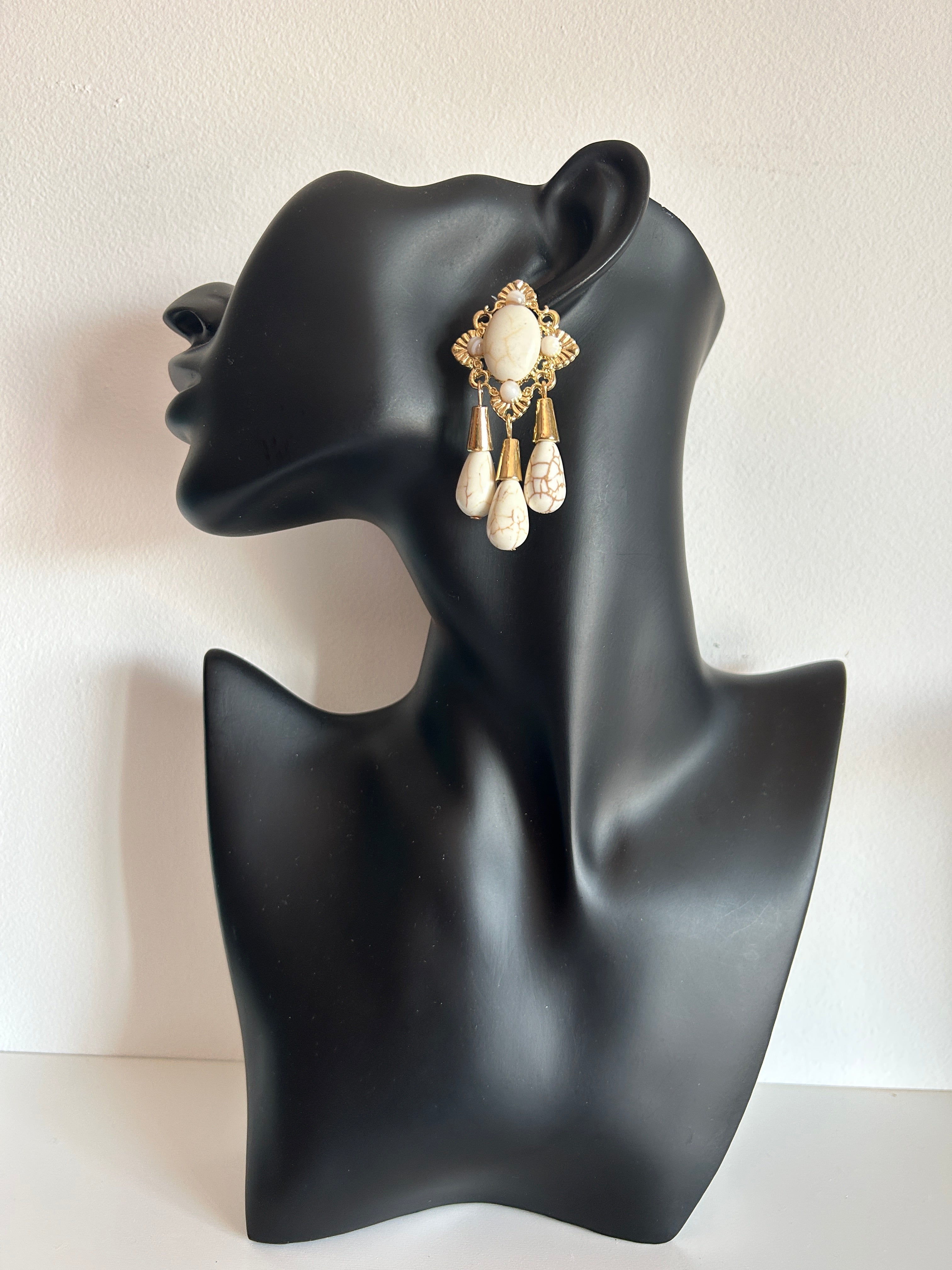 🤍 Pendientes blancos ocre estilo lágrima con detalles dorados 🤍