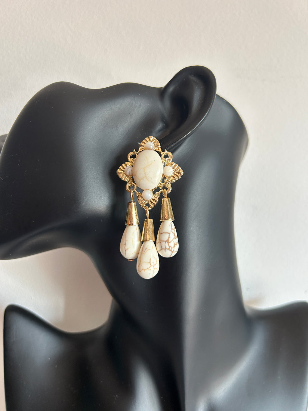 🤍 Pendientes blancos ocre estilo lágrima con detalles dorados 🤍