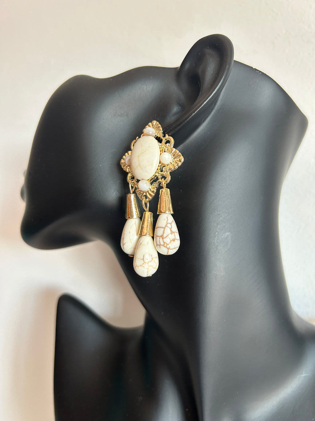 🤍 Pendientes blancos ocre estilo lágrima con detalles dorados 🤍