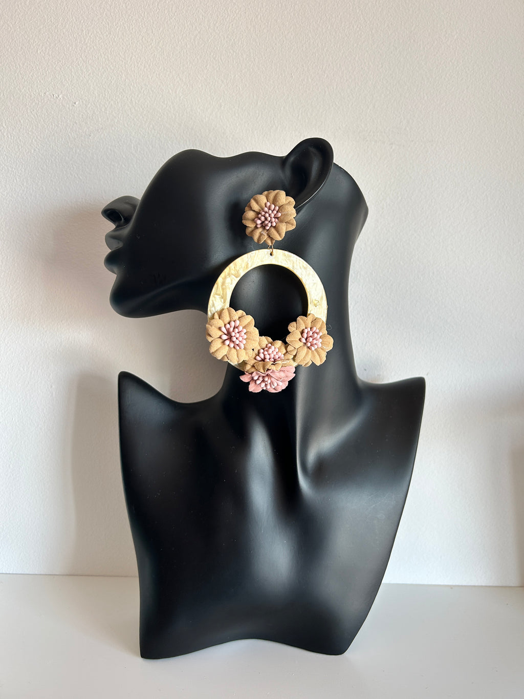 🌸 Pendientes florales con aro nacarado en tonos beige y rosa 🌸