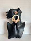 🌸 Pendientes florales con aro nacarado en tonos beige y rosa 🌸