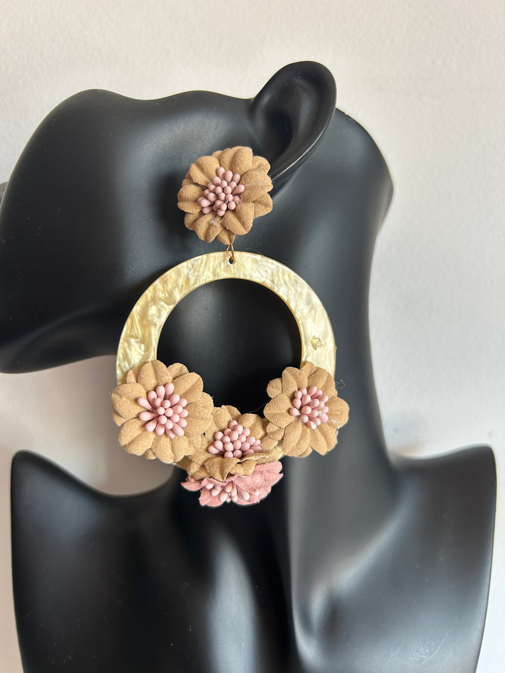 🌸 Pendientes florales con aro nacarado en tonos beige y rosa 🌸