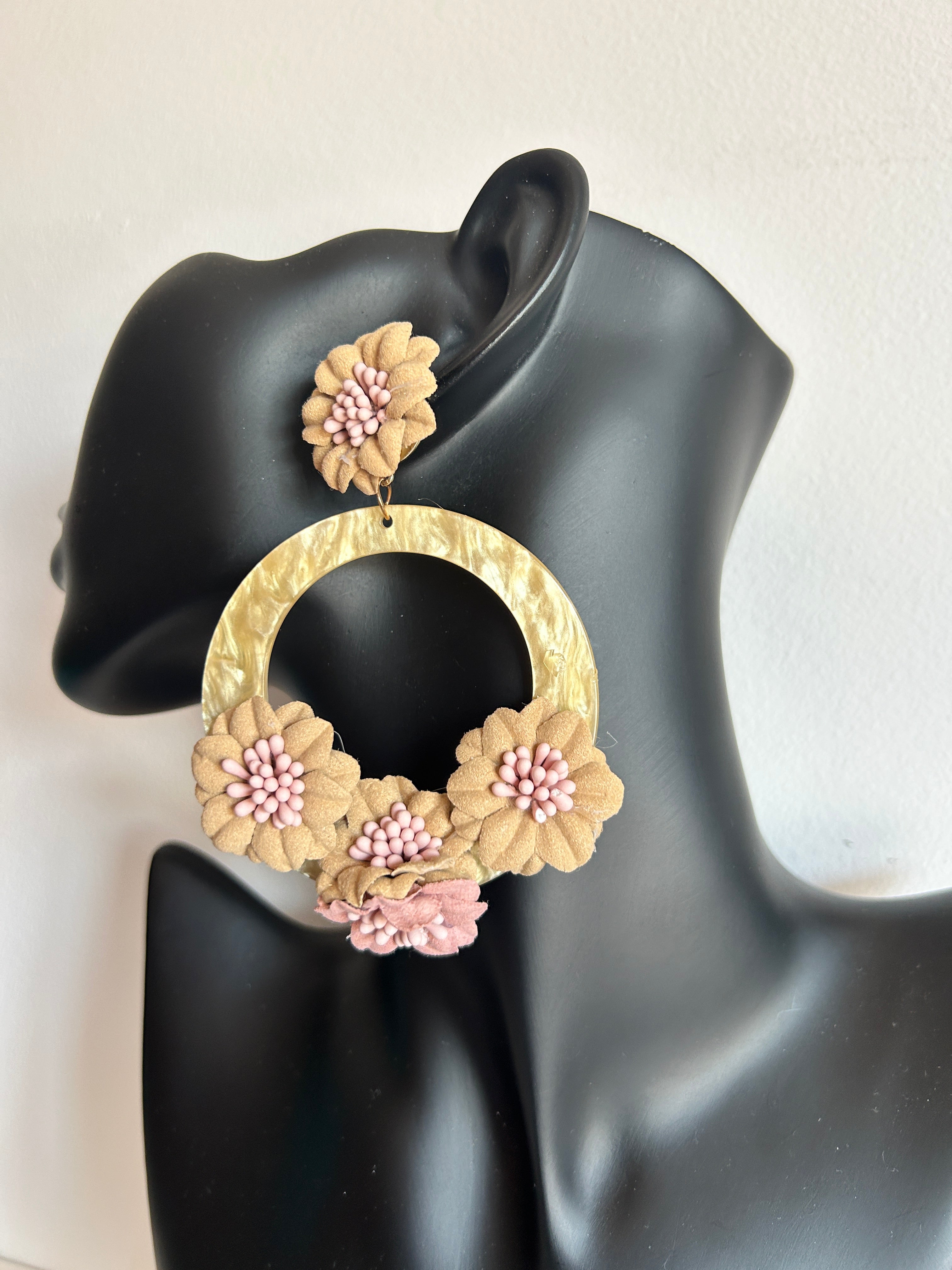 🌸 Pendientes florales con aro nacarado en tonos beige y rosa 🌸