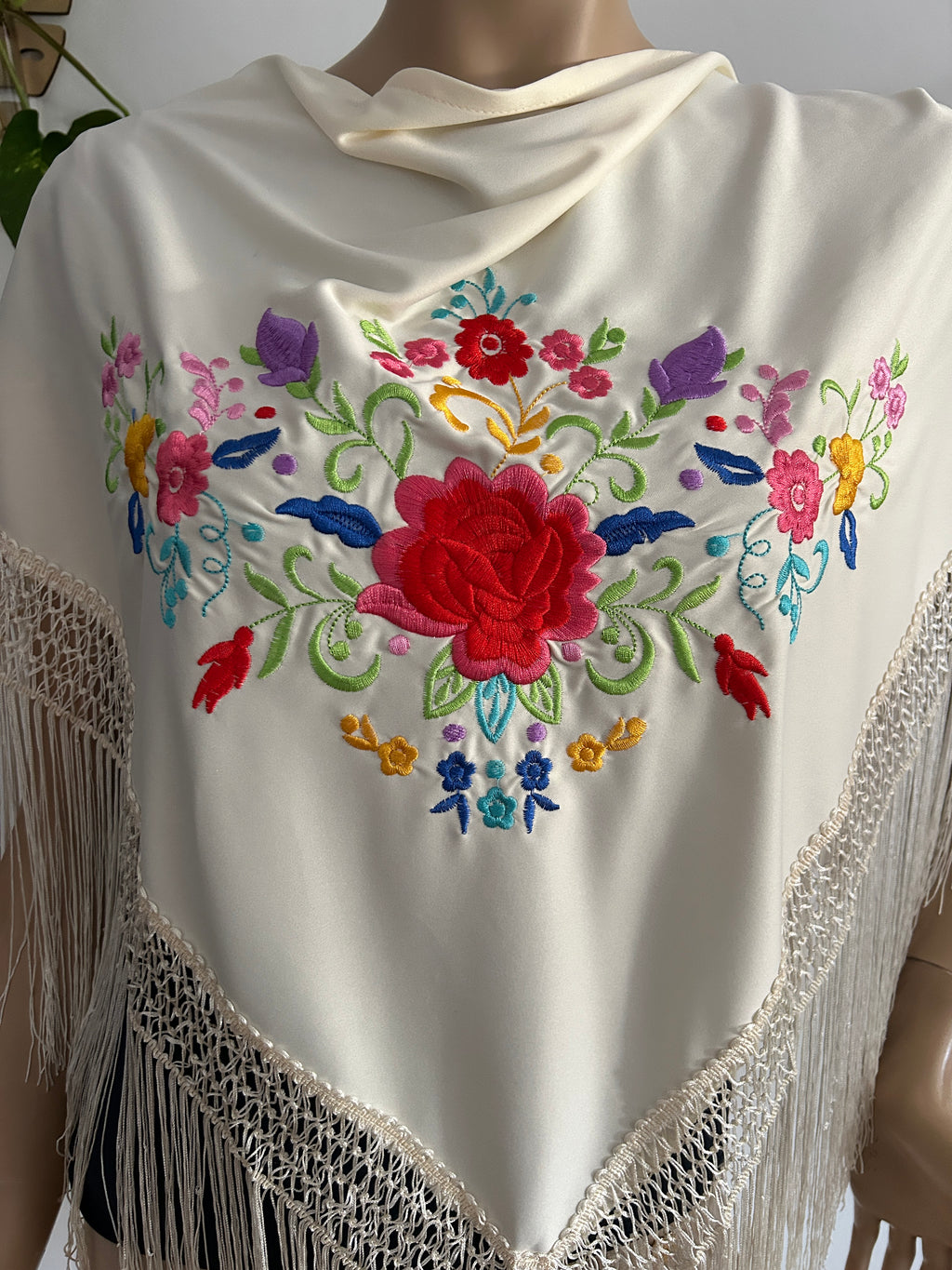 🌸 Mantón para niña bordado color crema con flores multicolor 🌸