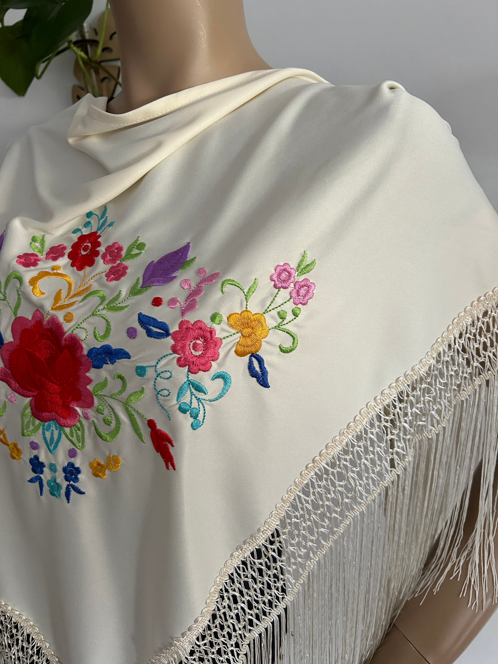 🌸 Mantón para niña bordado color crema con flores multicolor 🌸