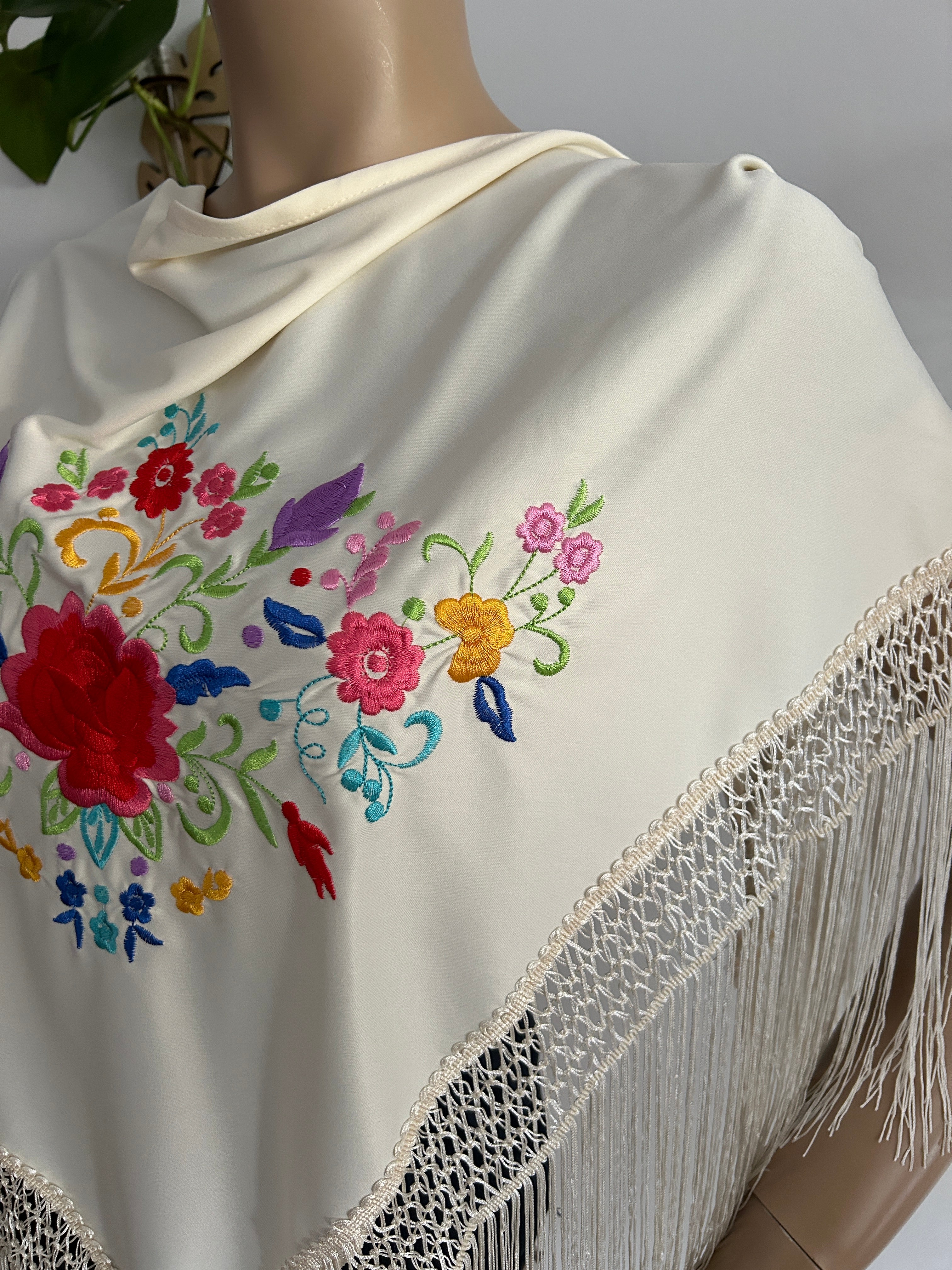 🌸 Mantón para niña bordado color crema con flores multicolor 🌸