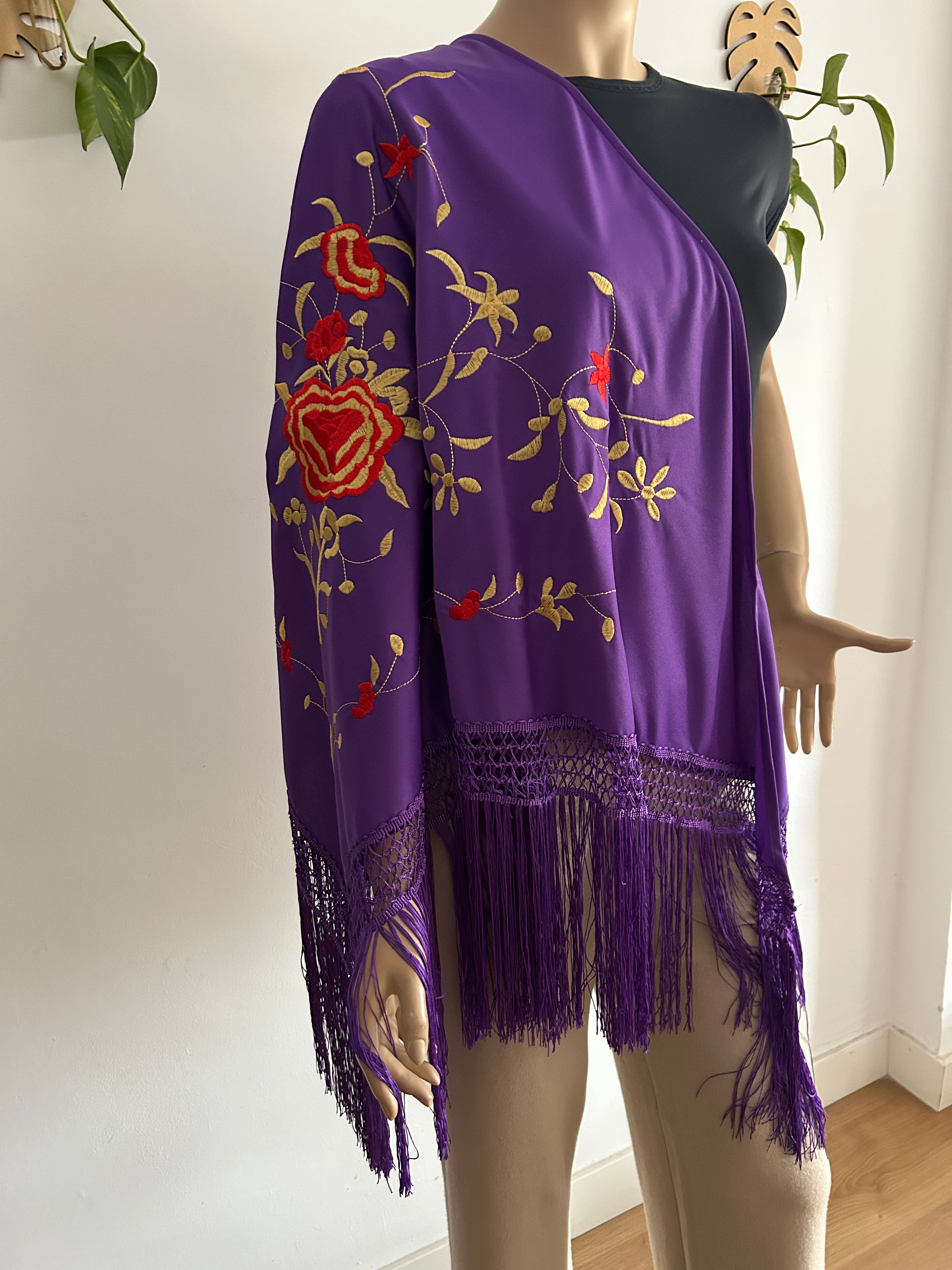 🌺 Mantón bordado en color morado con flores de colores🌺