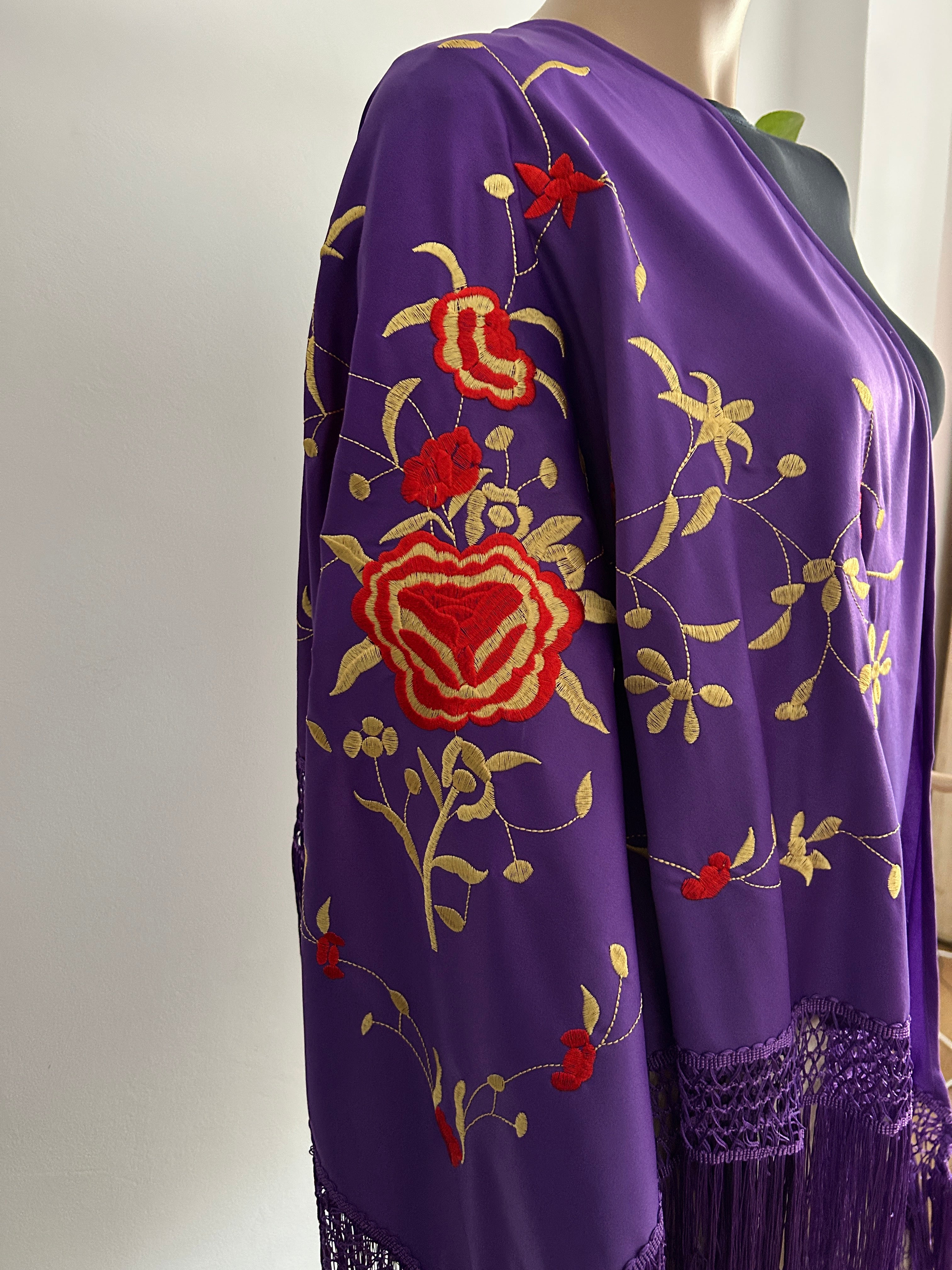 🌺 Mantón bordado en color morado con flores de colores🌺