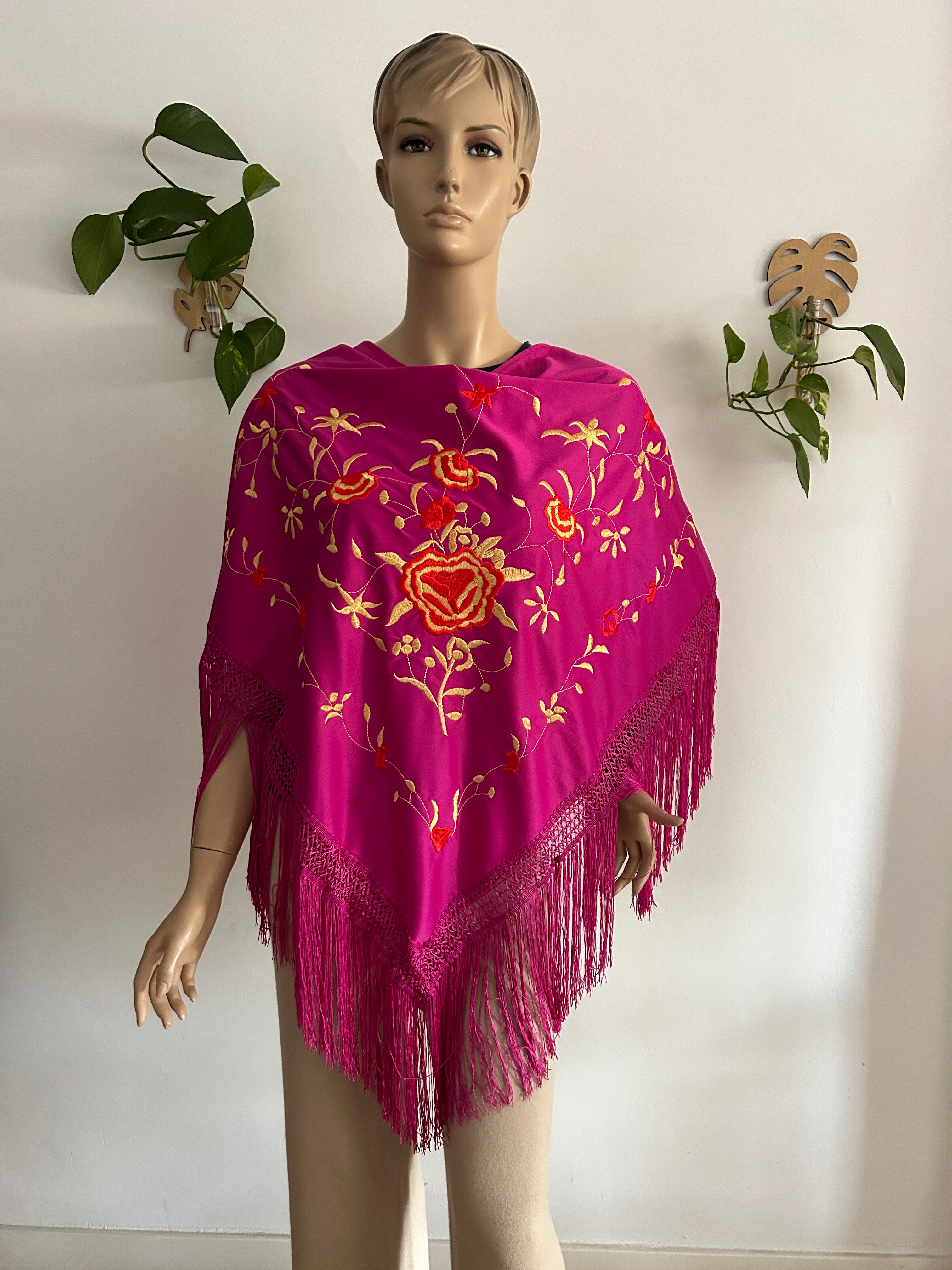 🌺 Mantón bordado fucsia con flores de colores 🌺