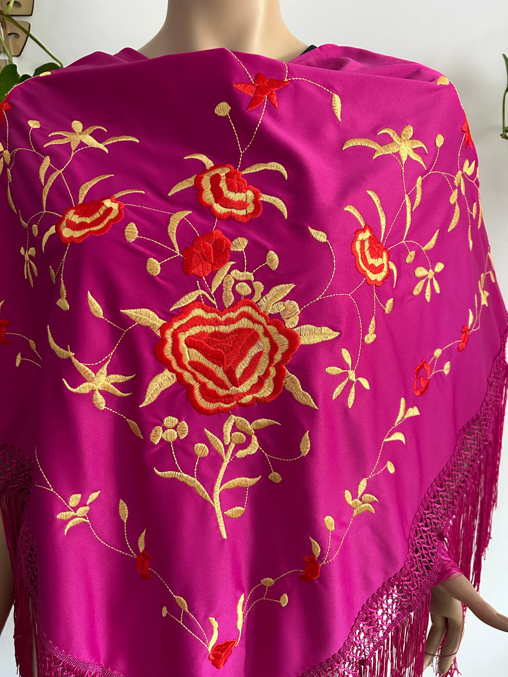 ✨ Mantón bordado fucsia con flecos – Elegancia y tradición reinventada ✨