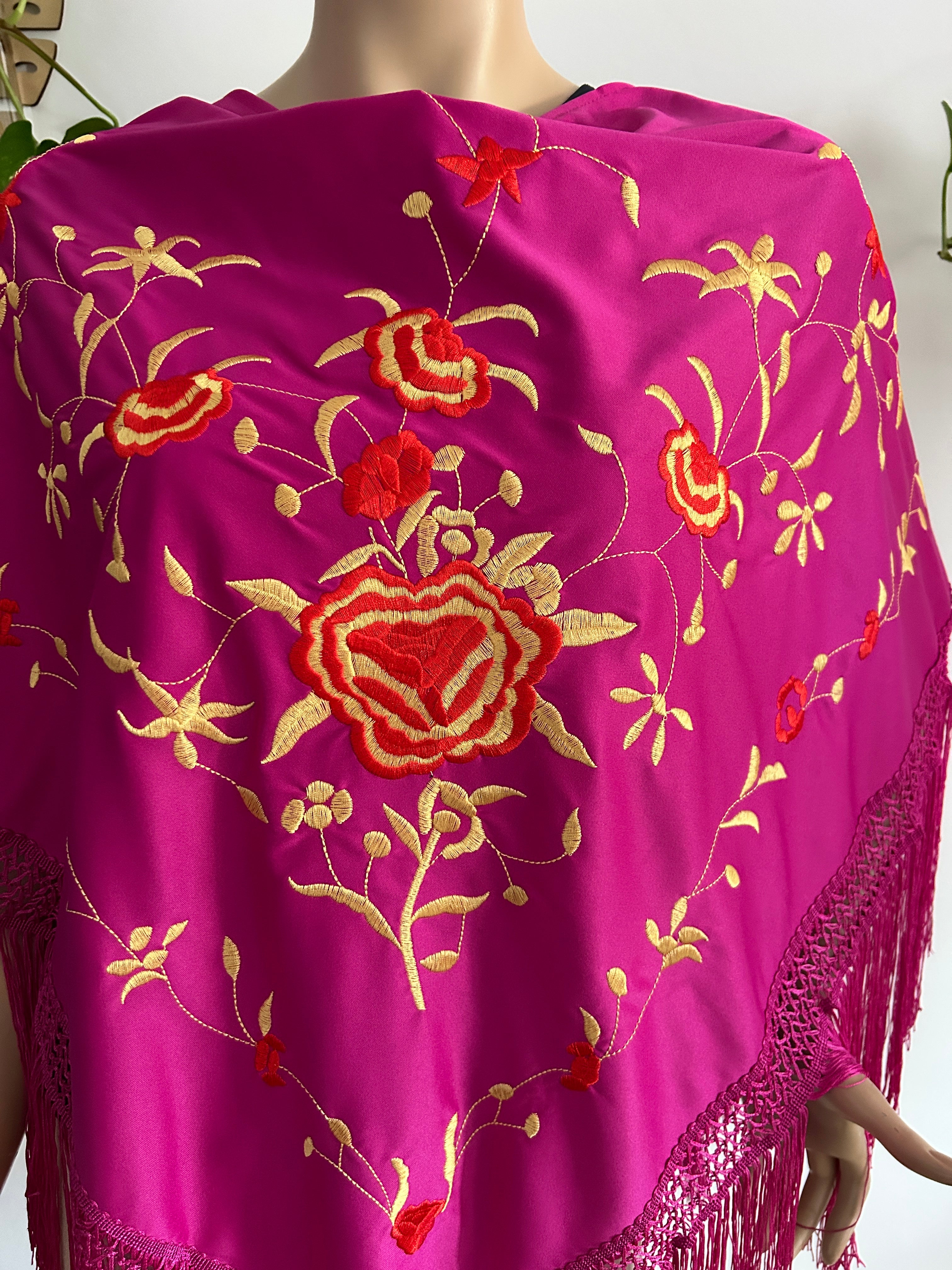 ✨ Mantón bordado fucsia con flecos – Elegancia y tradición reinventada ✨
