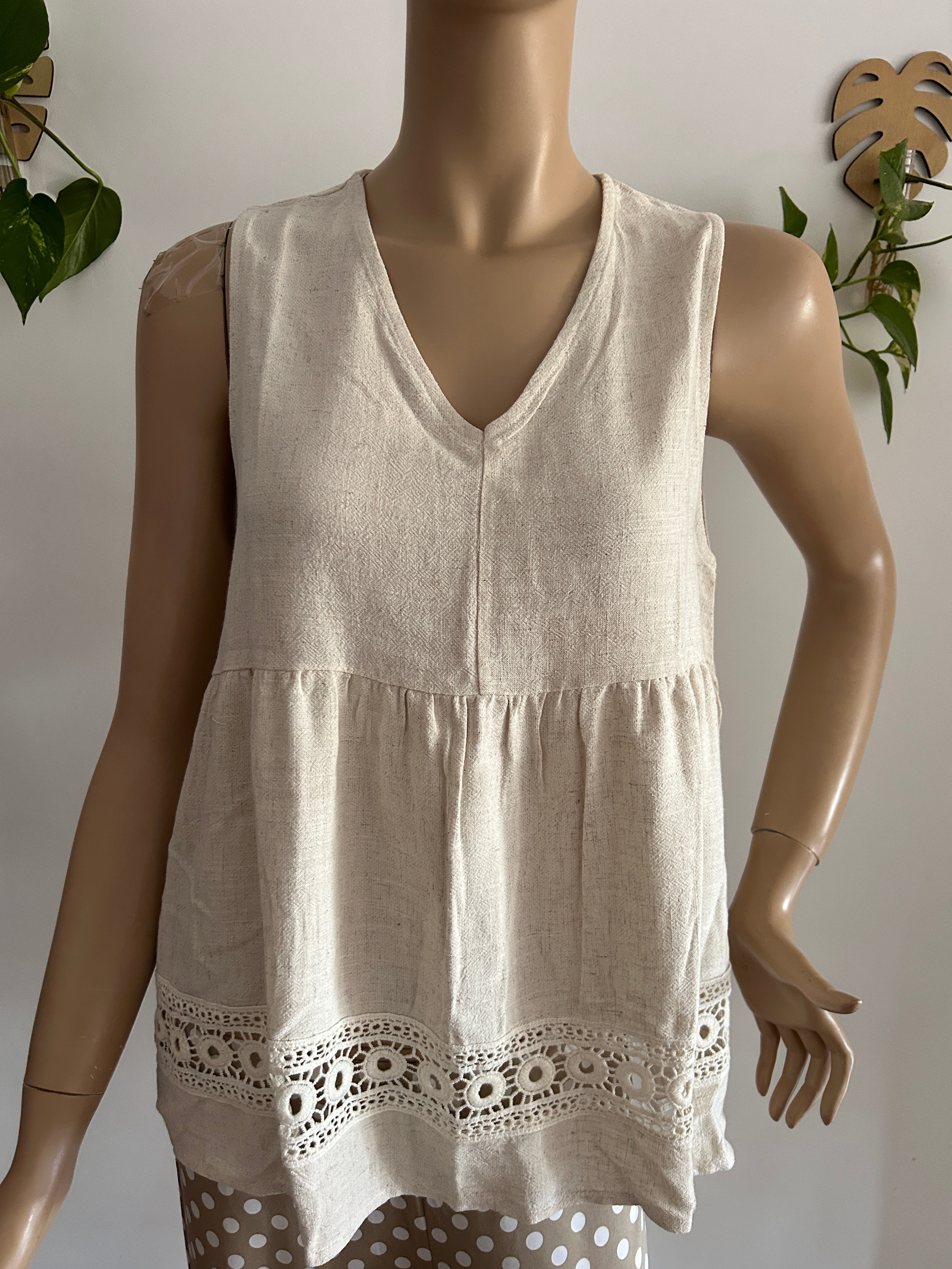 ✨ Blusa Beige Sin Mangas con Detalle de Encaje ✨