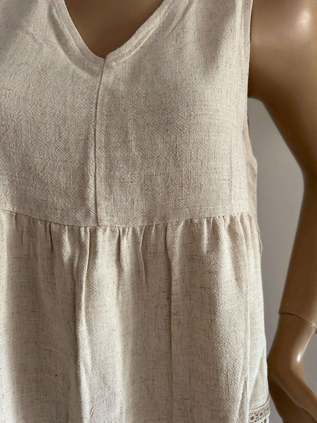 ✨ Blusa Beige Sin Mangas con Detalle de Encaje ✨