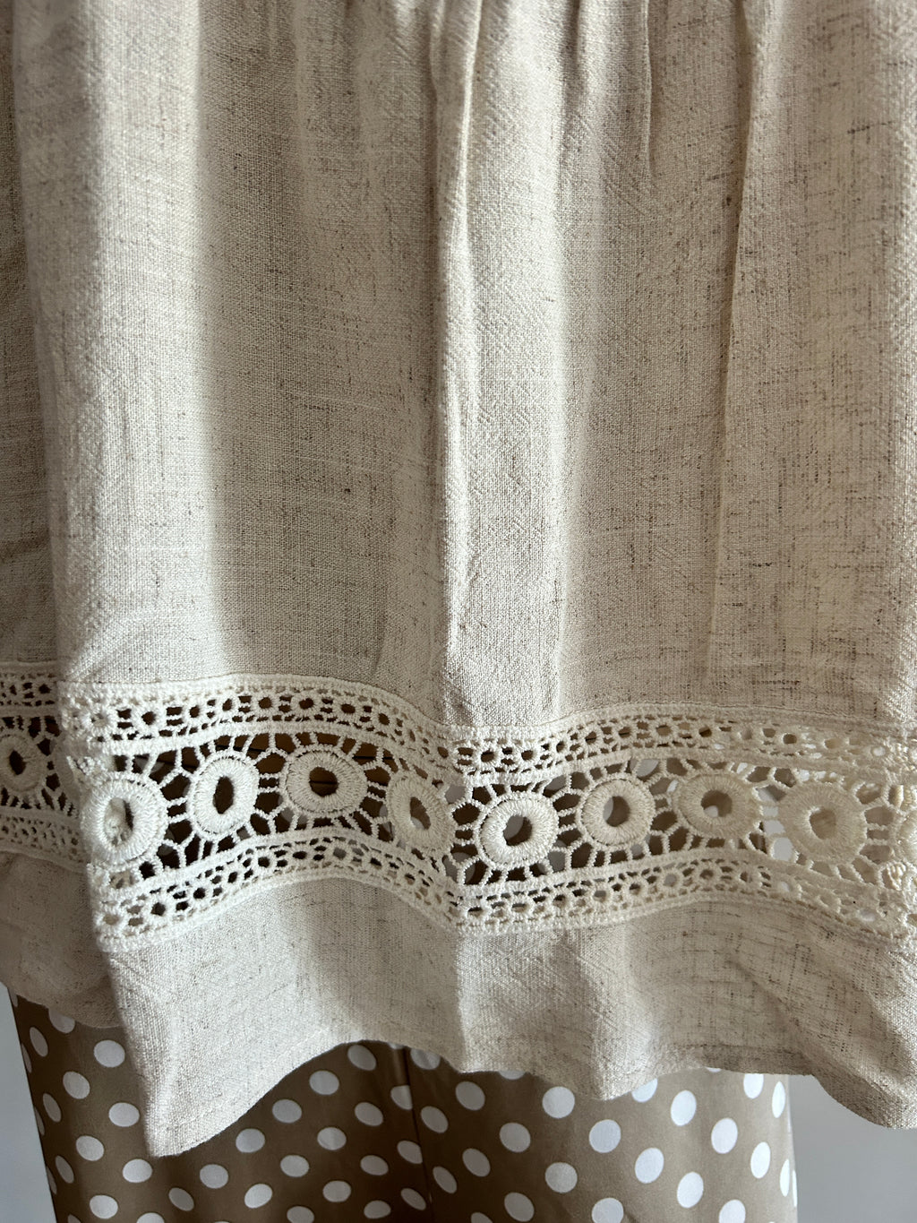 ✨ Blusa Beige Sin Mangas con Detalle de Encaje ✨