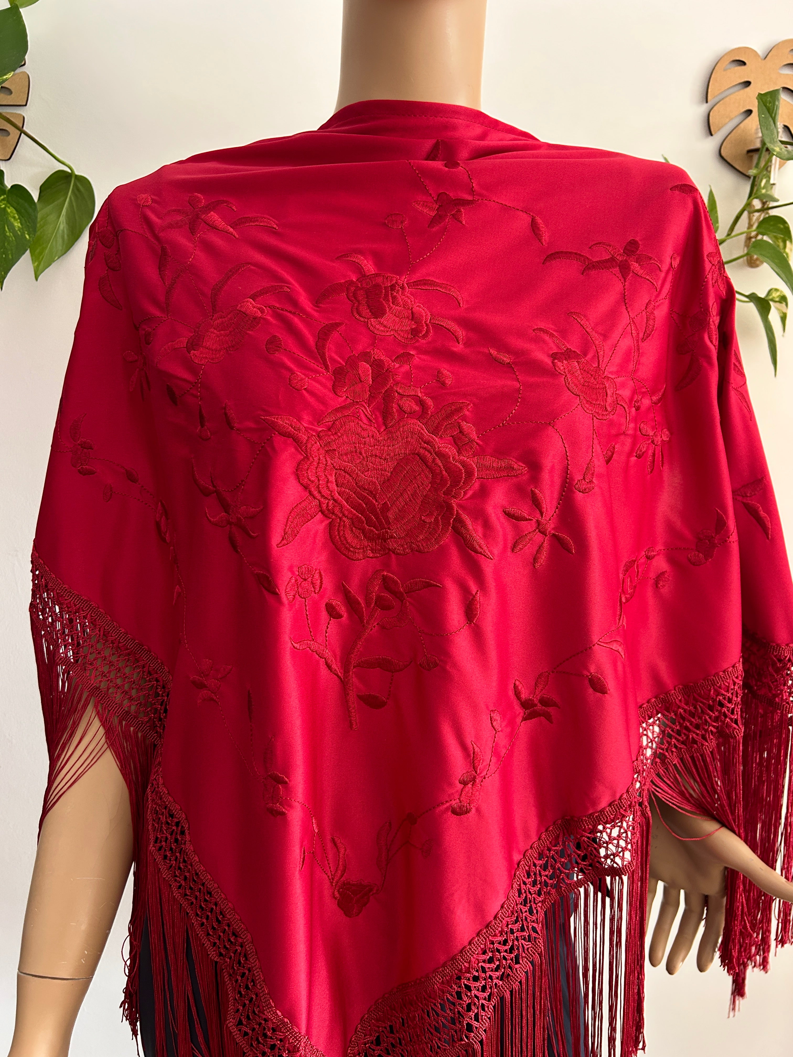 Mantón bordado rojo intenso con flecos – Elegancia atemporal