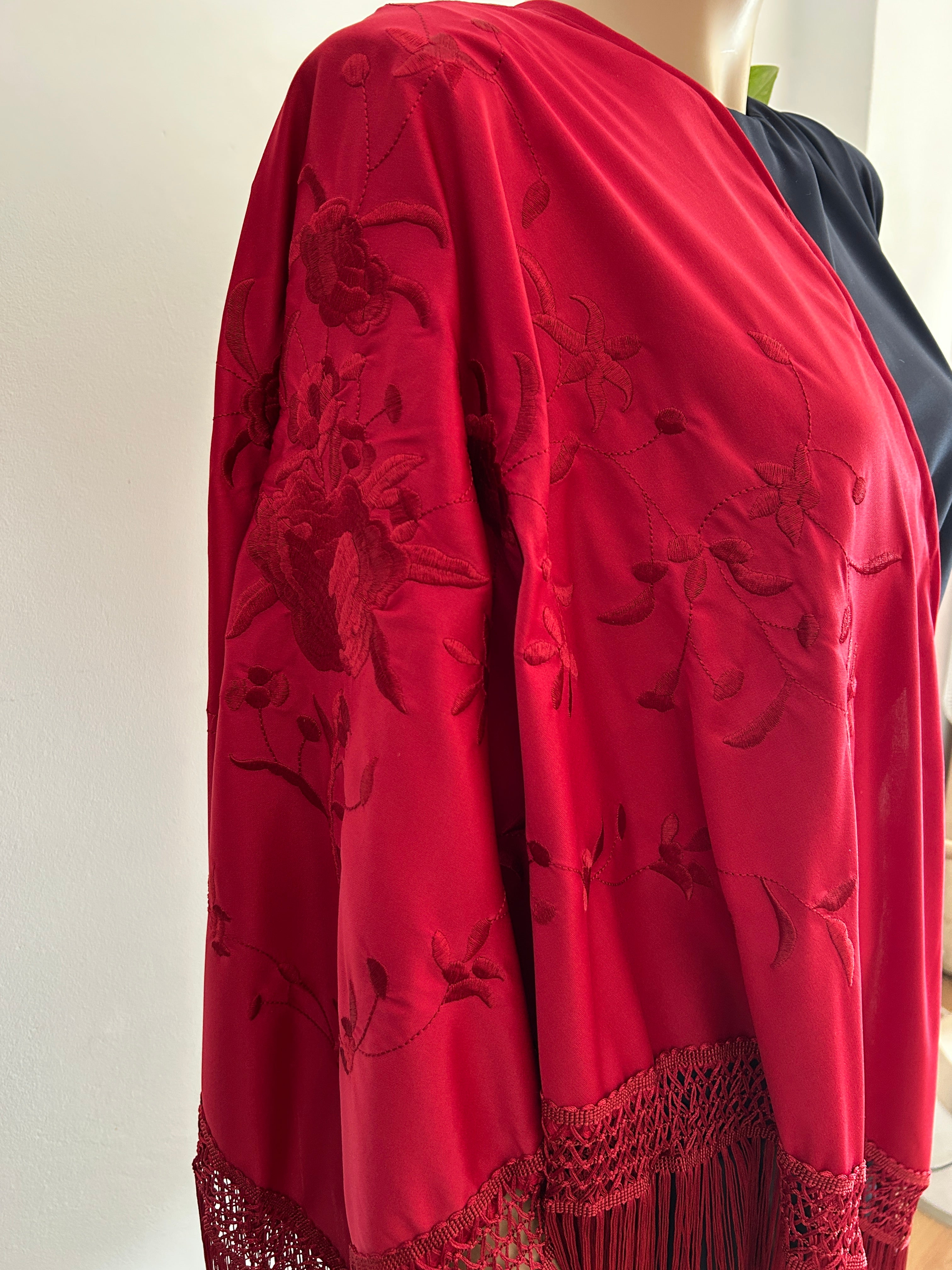 Mantón bordado rojo intenso con flecos – Elegancia atemporal