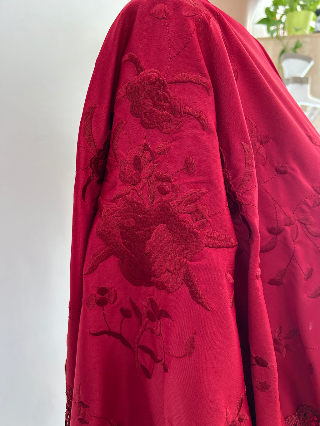 Mantón bordado rojo intenso con flecos – Elegancia atemporal