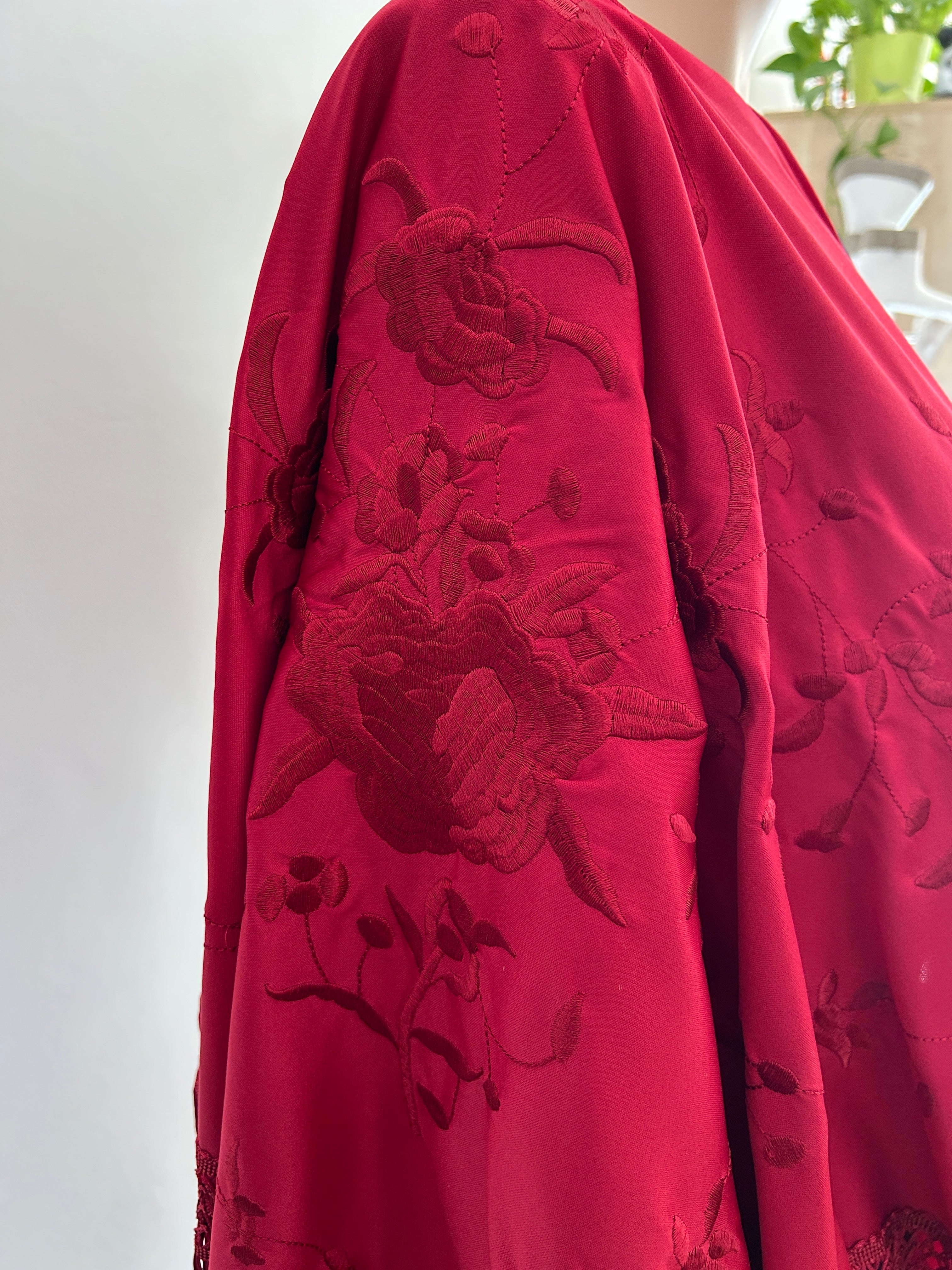 Mantón bordado rojo intenso con flecos – Elegancia atemporal