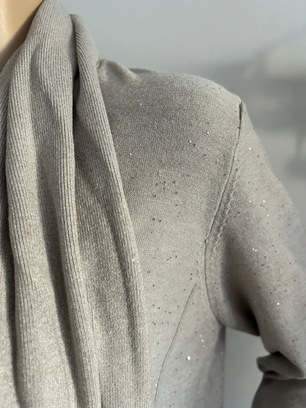 ¡REBAJAS! Jersey con Brillo + Foulard a Juego en Gris