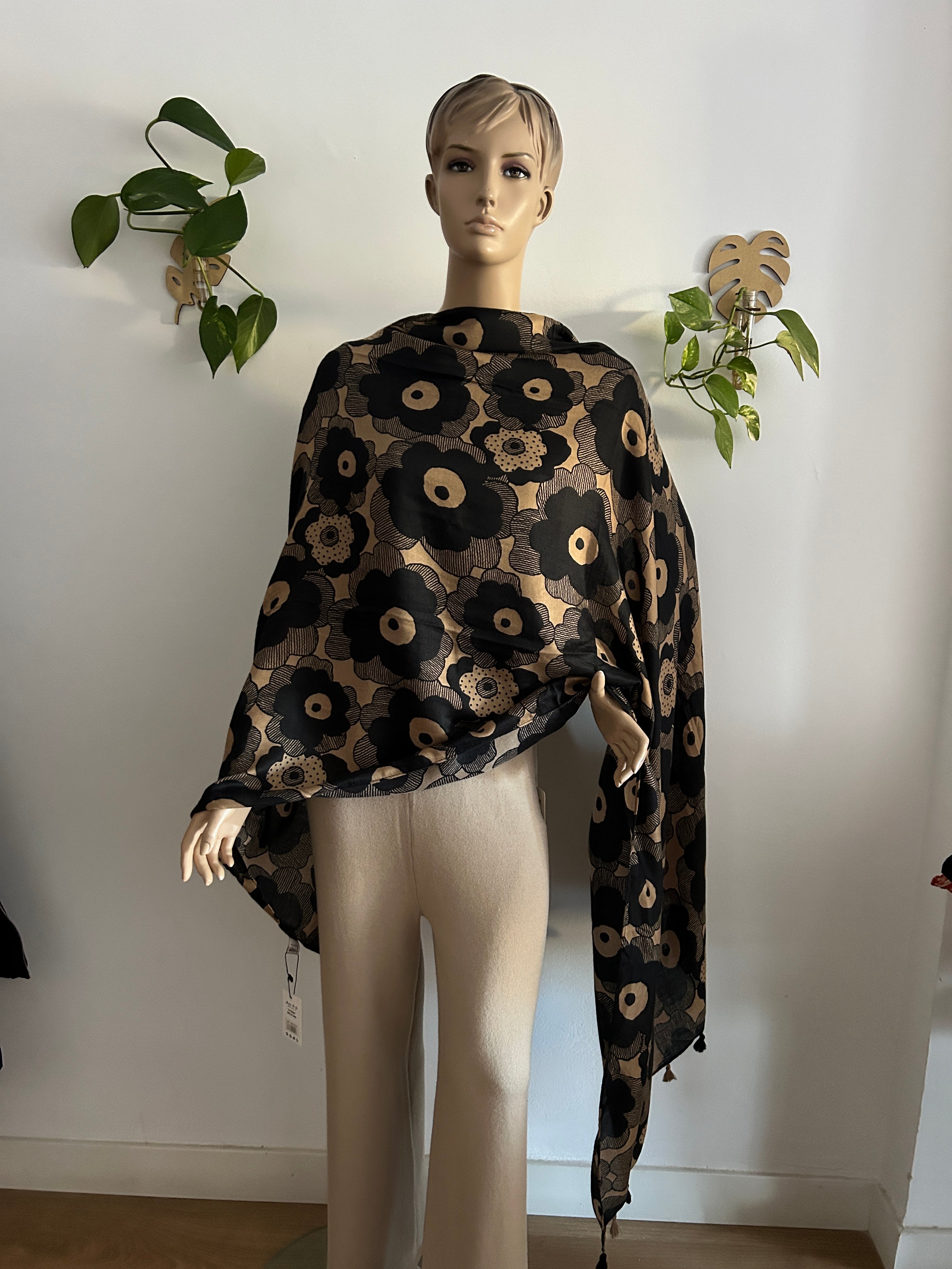 ¡REBAJAS! Pañuelo Estampado Floral en Negro y Beige