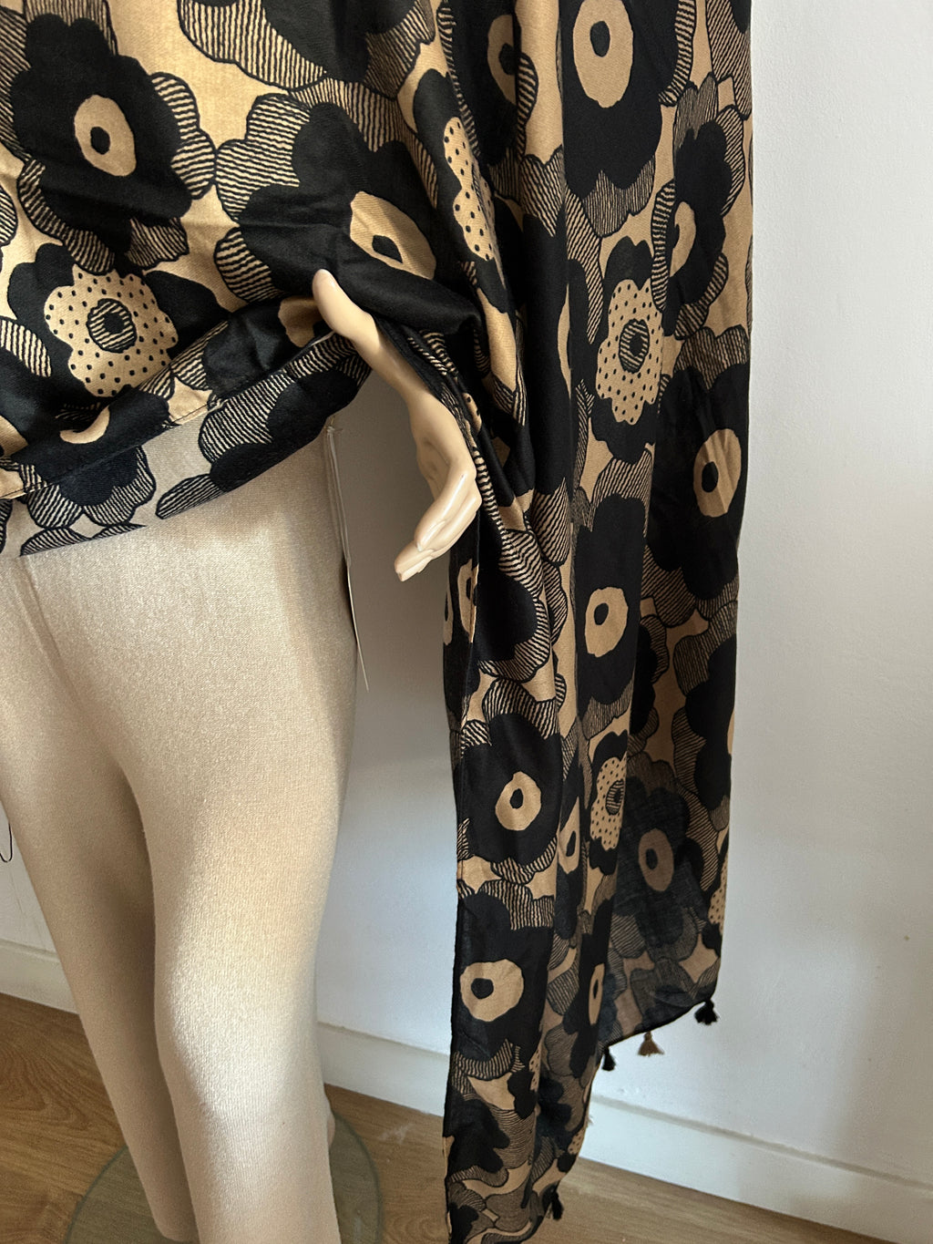 ¡REBAJAS! Pañuelo Estampado Floral en Negro y Beige