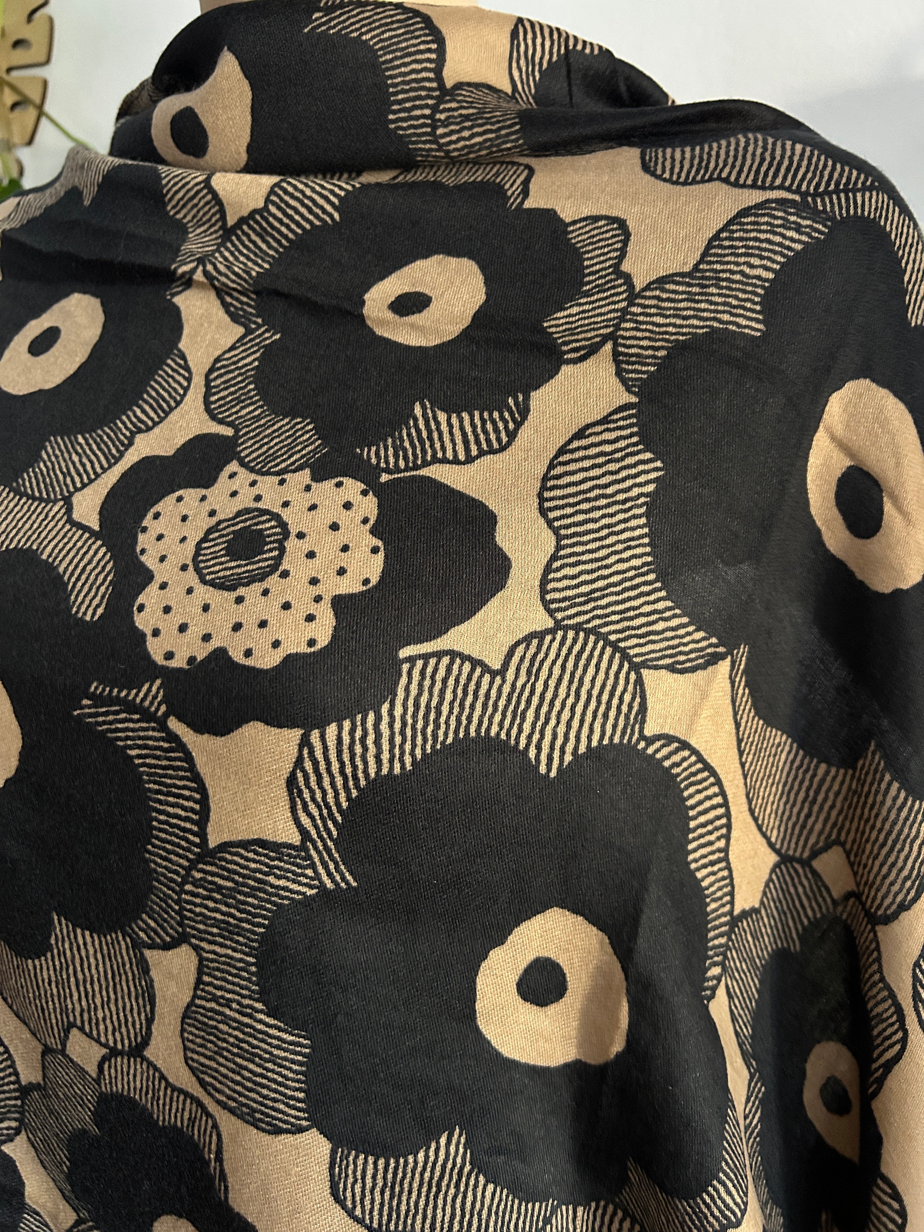 ¡REBAJAS! Pañuelo Estampado Floral en Negro y Beige