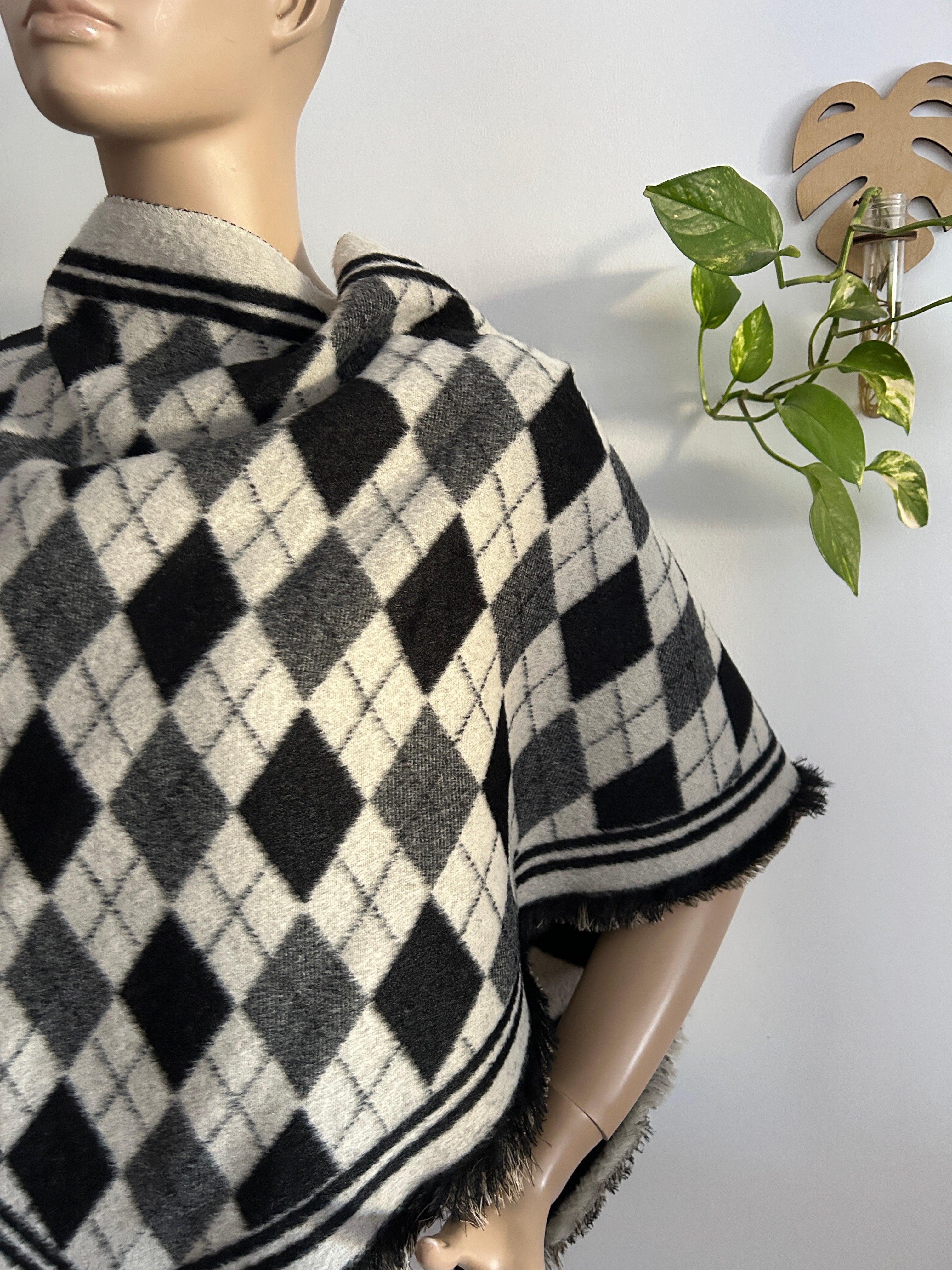 ¡REBAJAS! Poncho de Punto Estampado Rombos