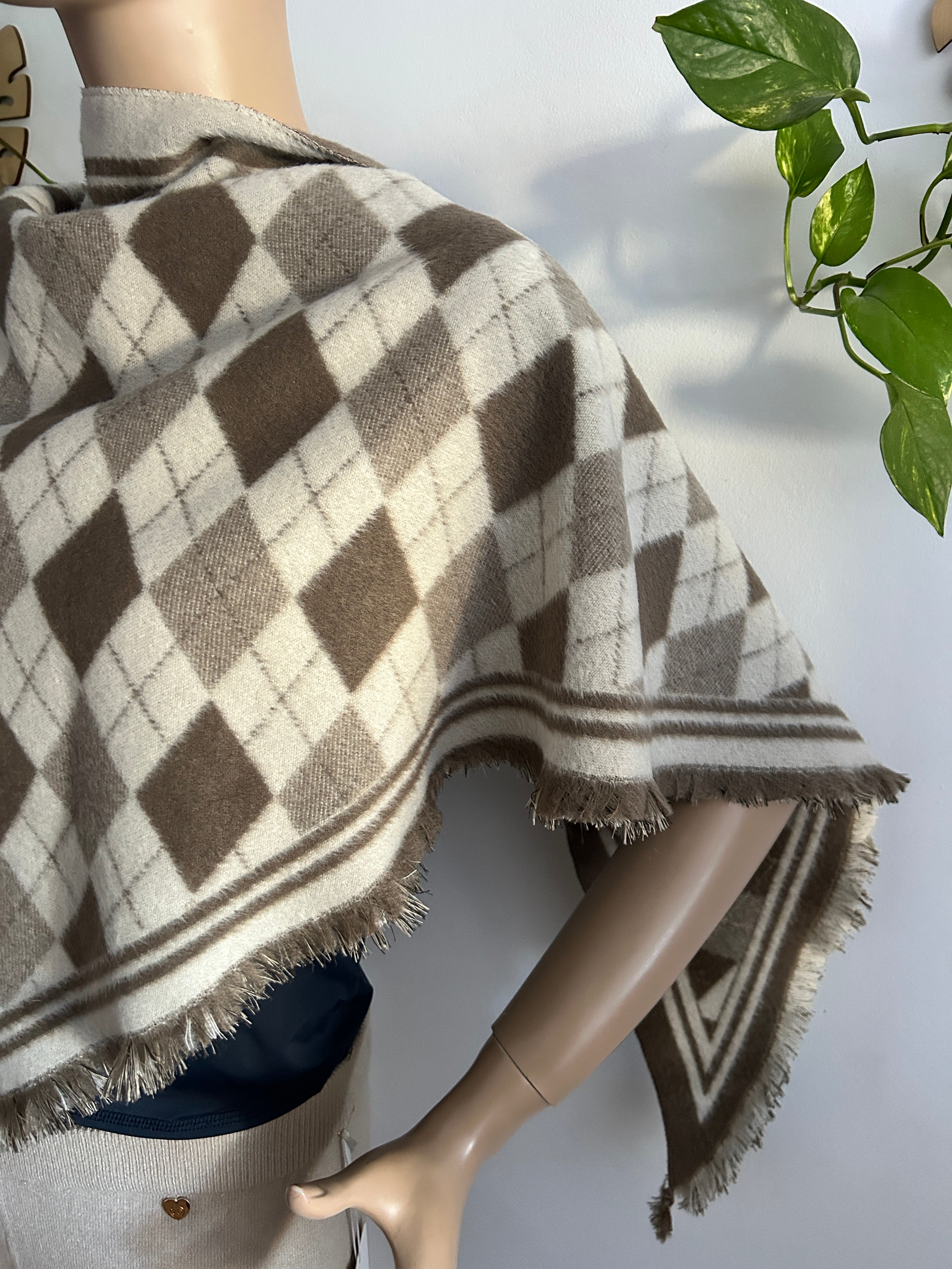 ¡REBAJAS! Poncho de Punto Estampado Rombos