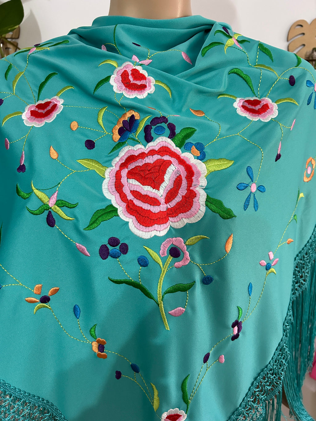 🌺 Mantón Bordado Turquesa con Flecos – Estilo Tradicional y Elegante 🌺