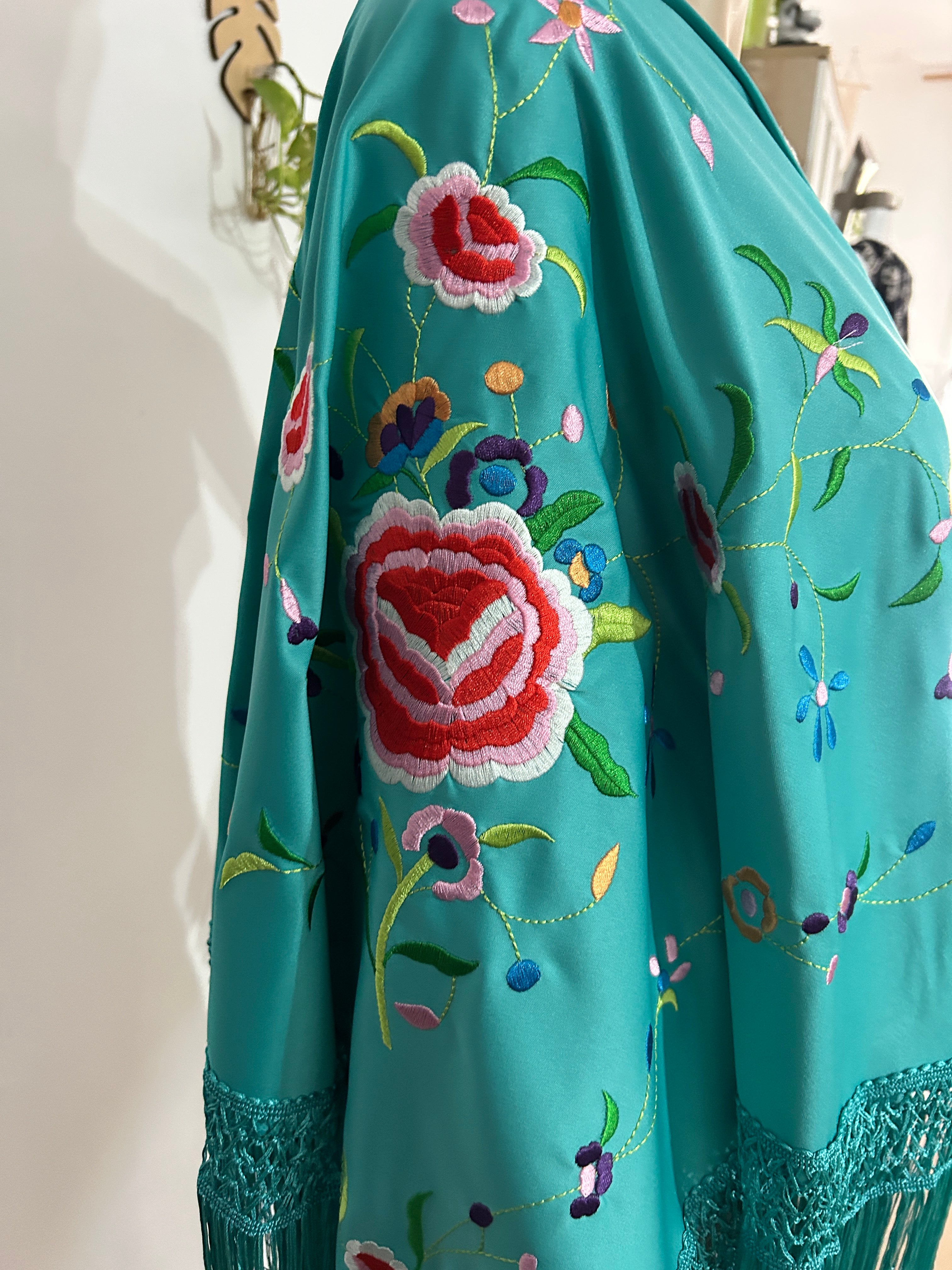 🌺 Mantón Bordado Turquesa con Flecos – Estilo Tradicional y Elegante 🌺