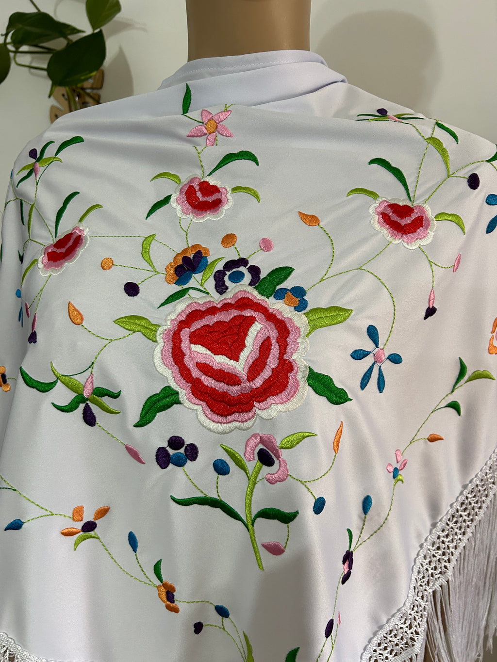 🤍 Mantón Bordado Blanco con Flecos – Elegancia Floral Atemporal 🤍