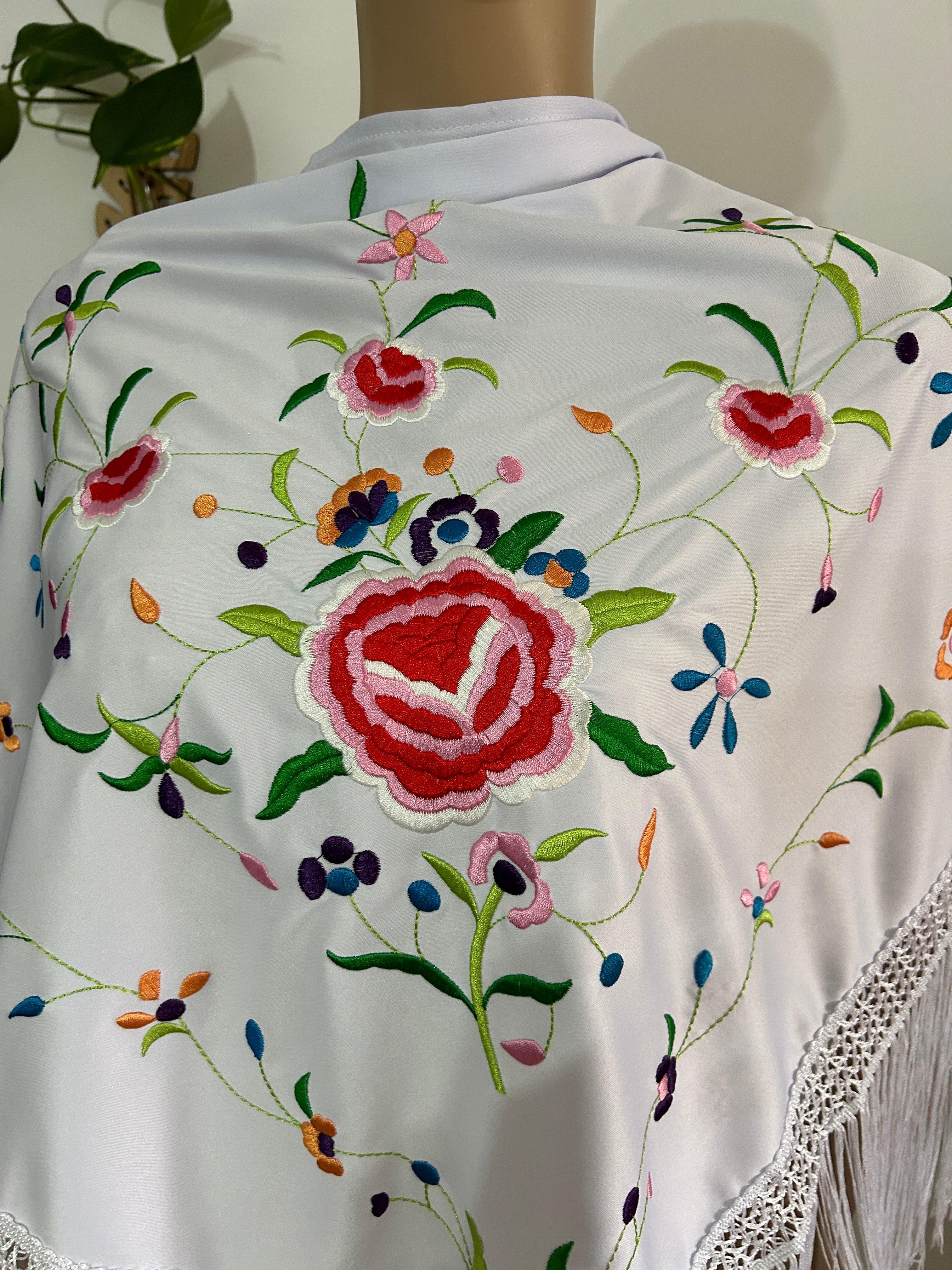 🤍 Mantón Bordado Blanco con Flecos – Elegancia Floral Atemporal 🤍