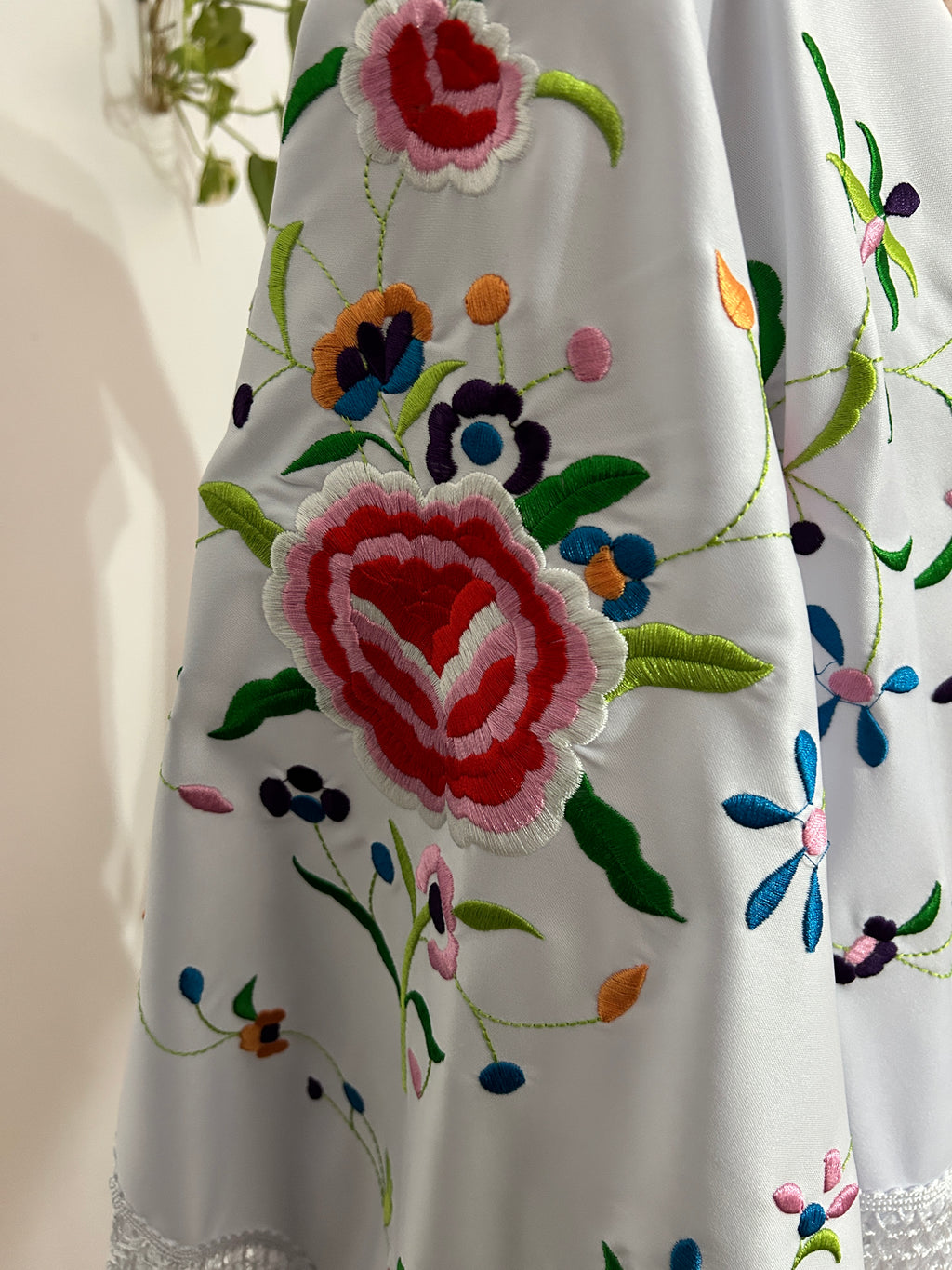 🤍 Mantón Bordado Blanco con Flecos – Elegancia Floral Atemporal 🤍