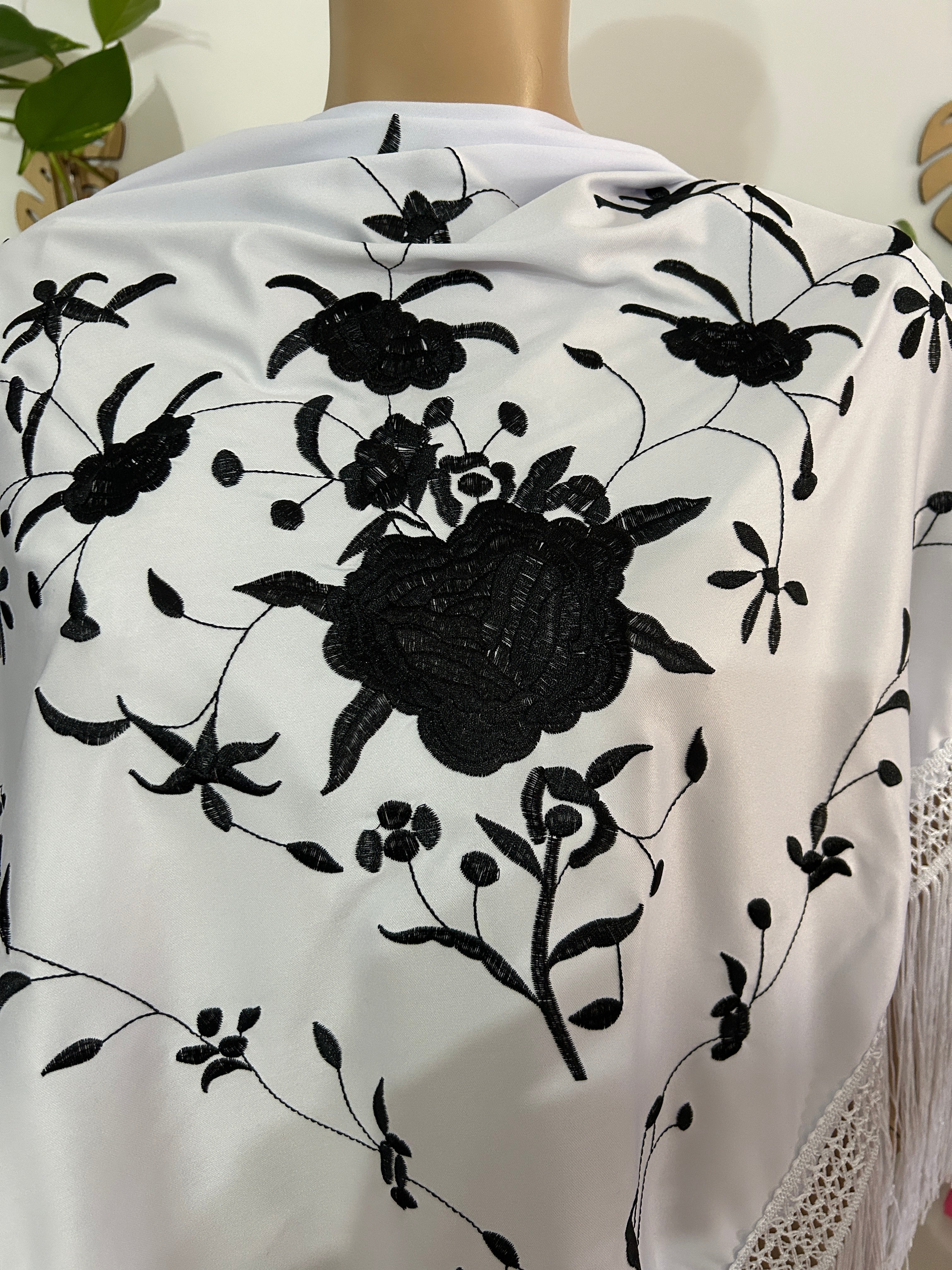 🖤 Mantón Blanco Bordado en Negro con Flecos – Elegancia Clásica 🖤