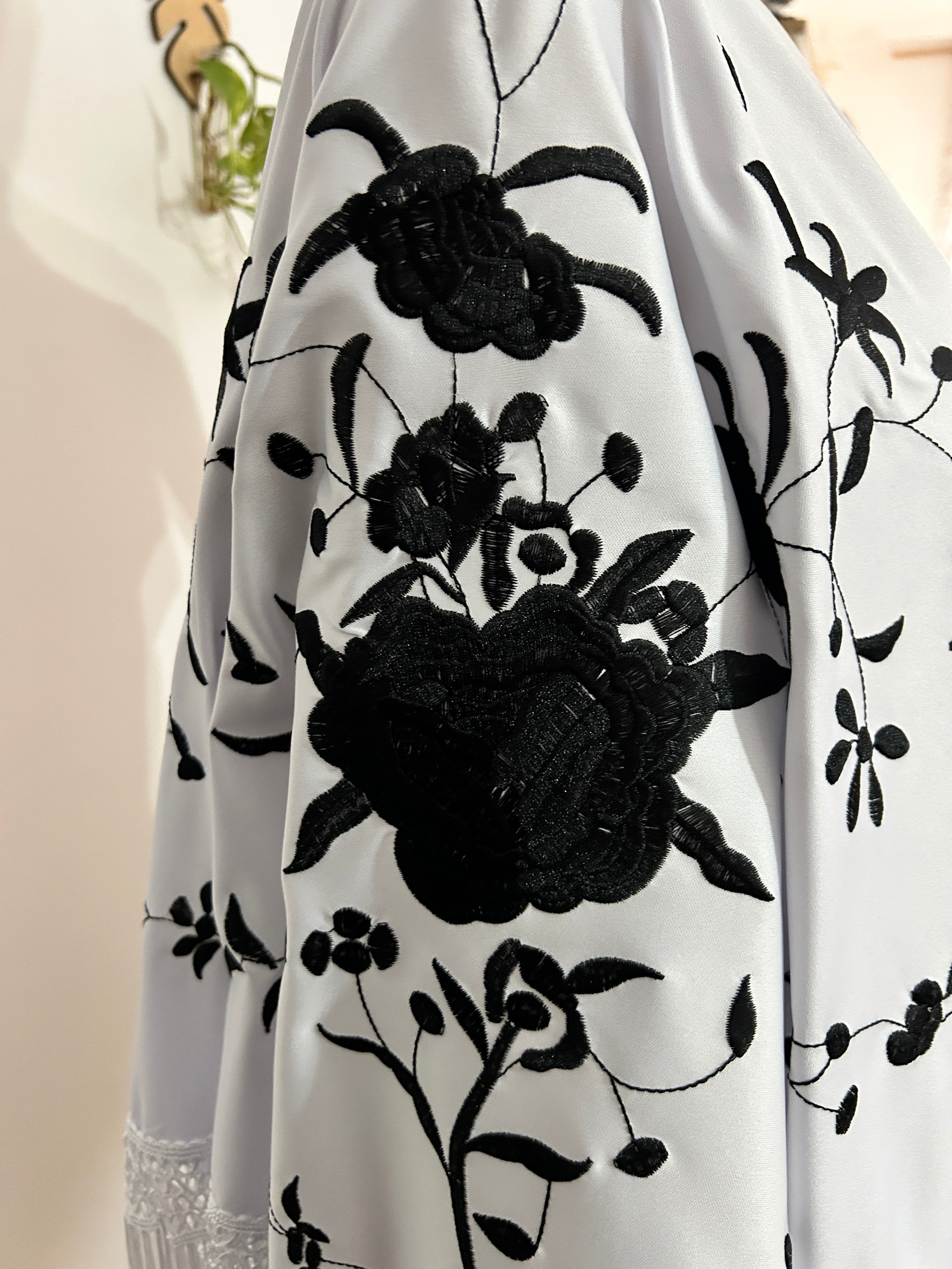 🖤 Mantón Blanco Bordado en Negro con Flecos – Elegancia Clásica 🖤