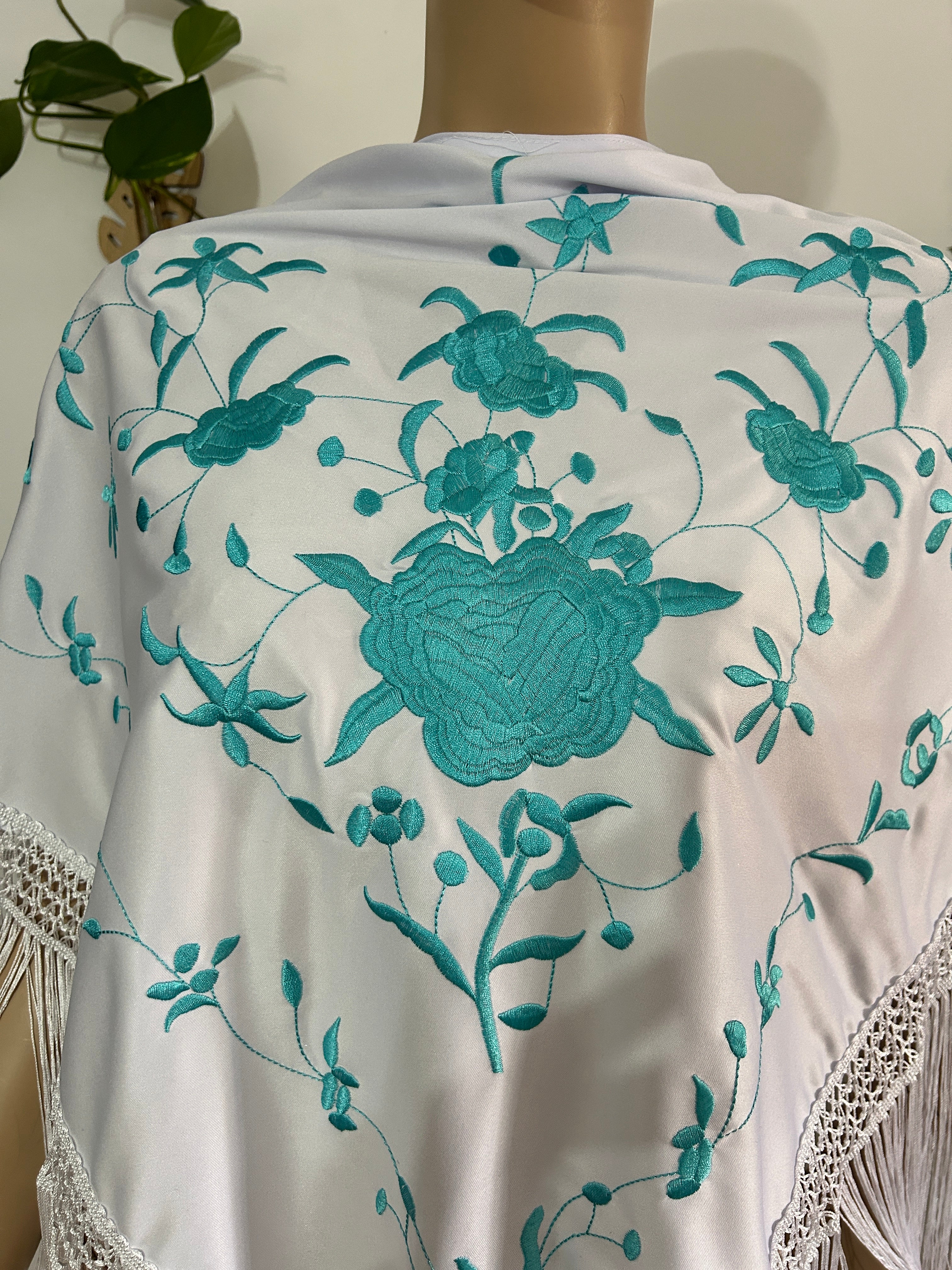 🤍 Mantón Blanco Bordado Turquesa con Flecos – Frescura y Elegancia 🤍