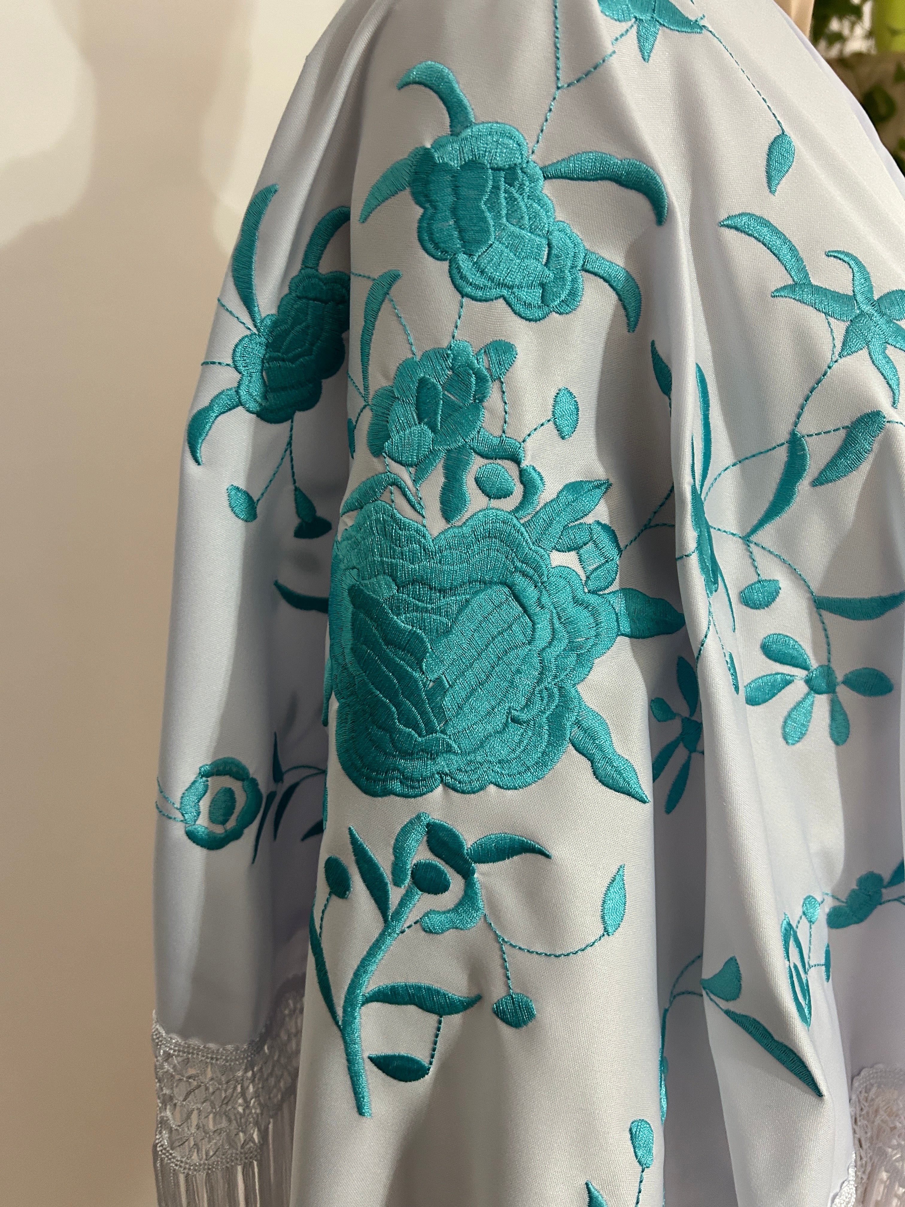 🤍 Mantón Blanco Bordado Turquesa con Flecos – Frescura y Elegancia 🤍