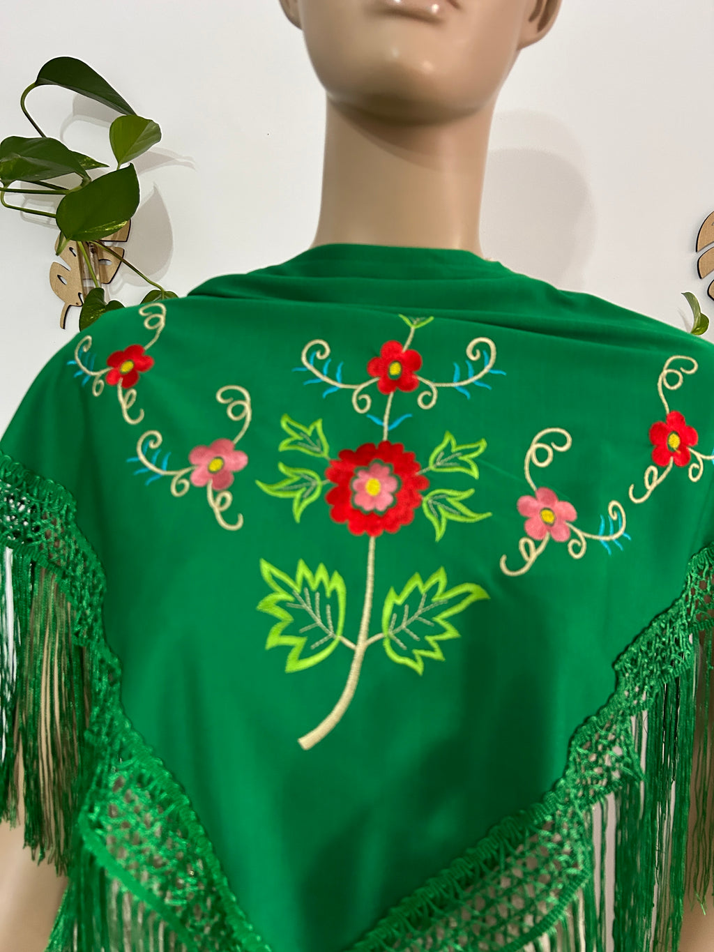 🌸 Mantón Infantil Bordado Verde con Flecos 🌸