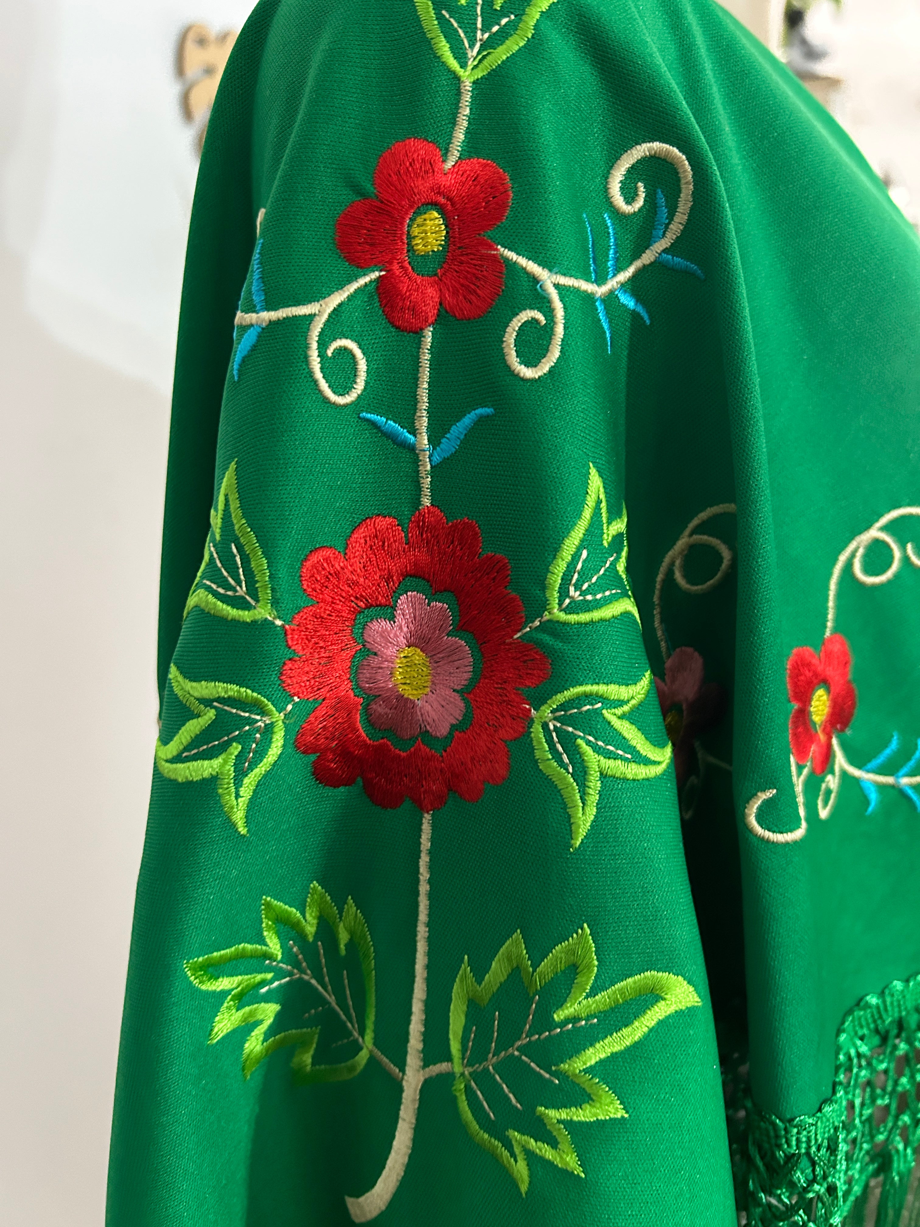 🌸 Mantón Infantil Bordado Verde con Flecos 🌸