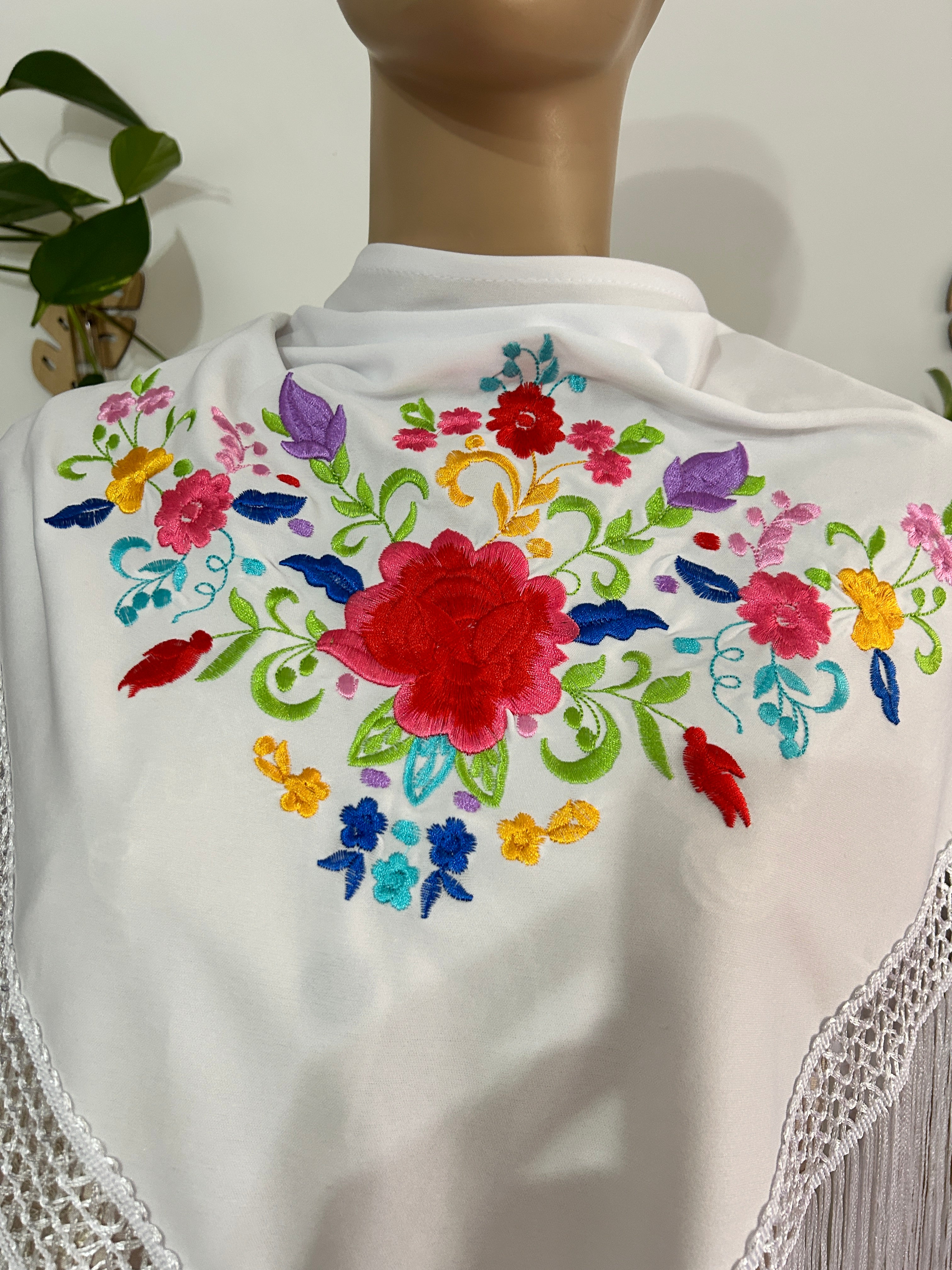 🌼 Mantón Infantil Blanco Bordado con Flecos 🌼