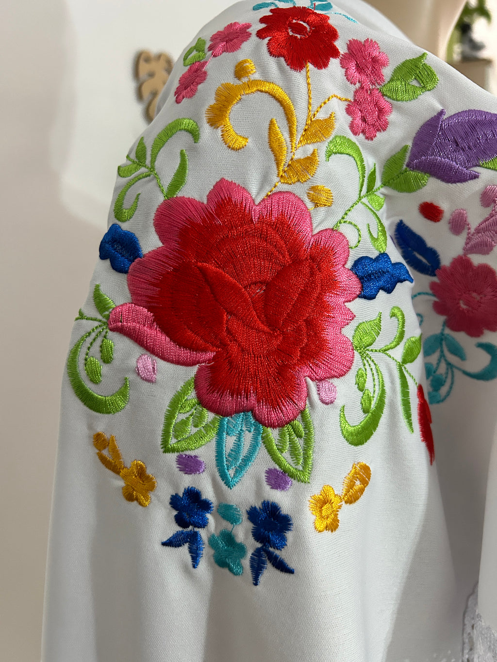 🌼 Mantón Infantil Blanco Bordado con Flecos 🌼