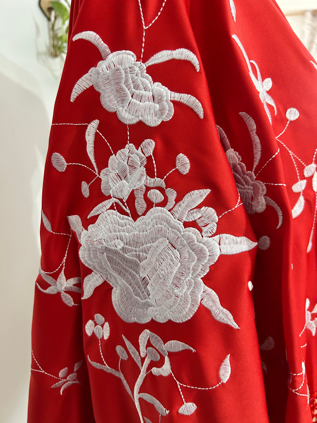 ❤️ Mantón Bordado Rojo con Flecos – Elegancia Atemporal ❤️