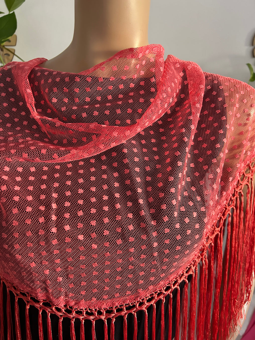 Mantón Color Coral de topitos con flecos