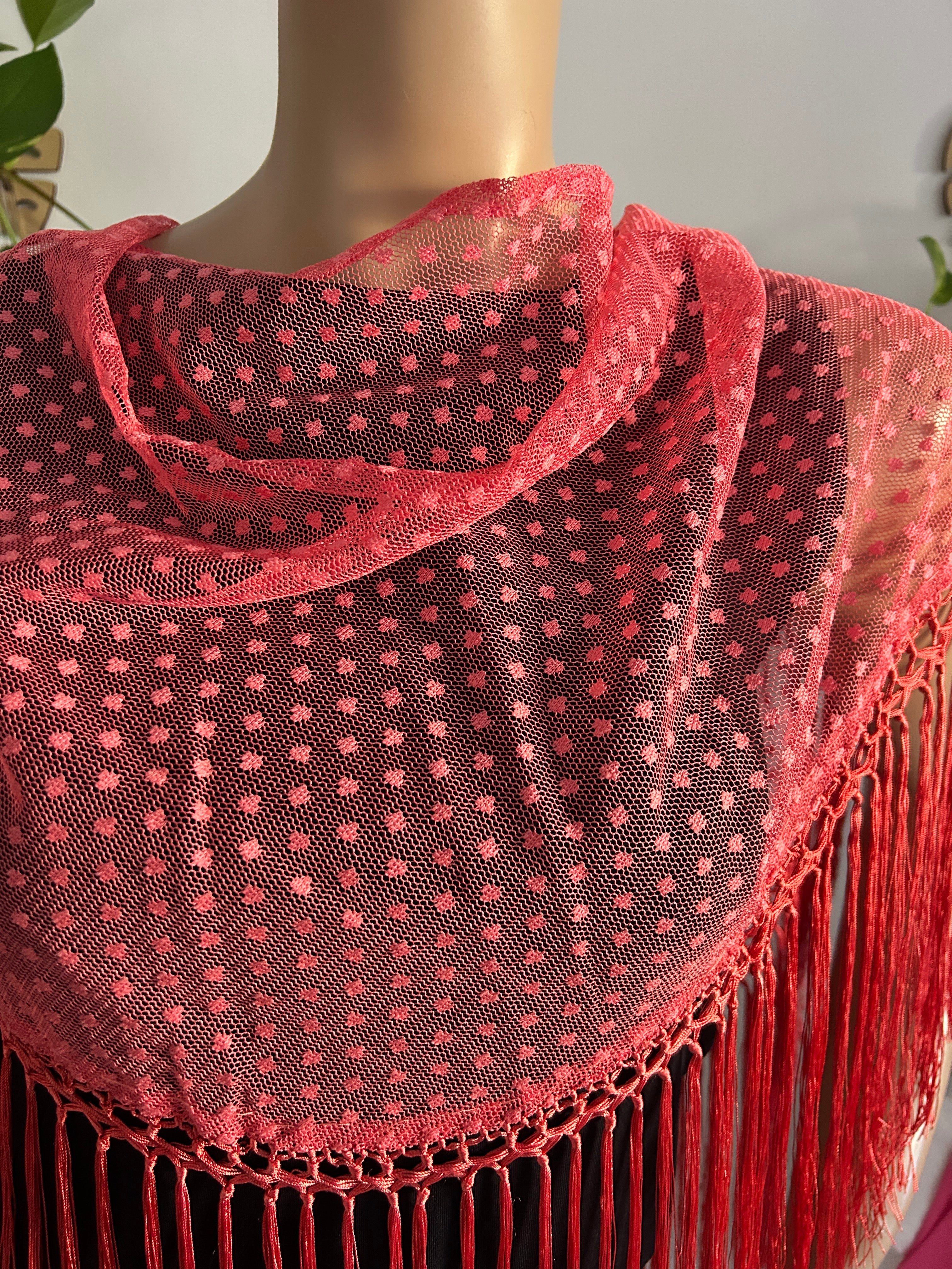 Mantón Color Coral de topitos con flecos