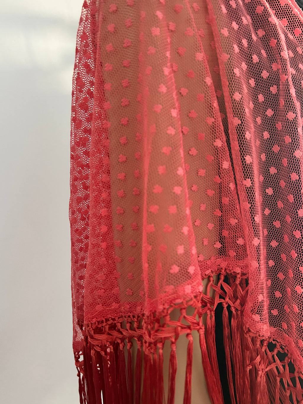 Mantón Color Coral de topitos con flecos