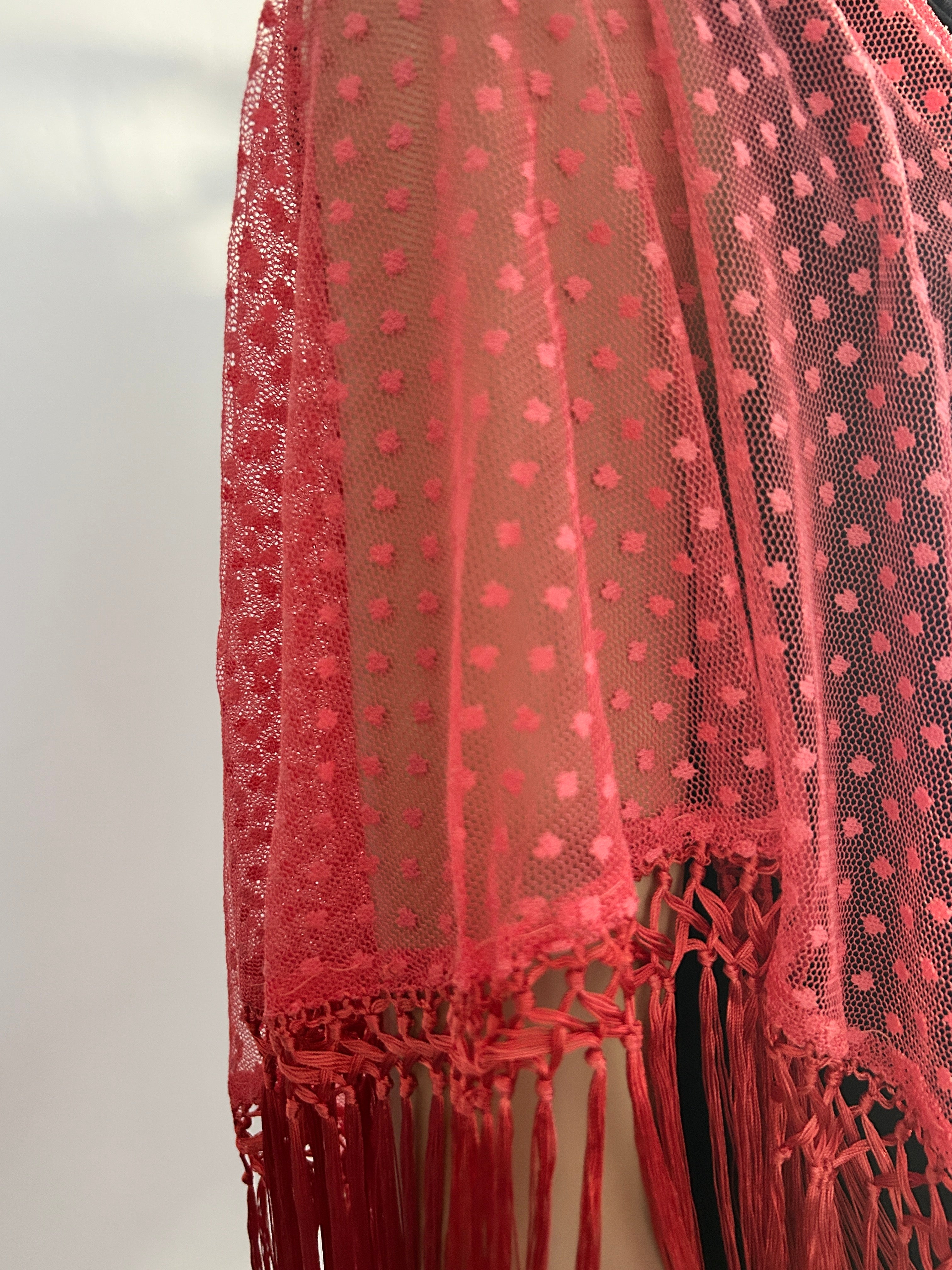 Mantón Color Coral de topitos con flecos